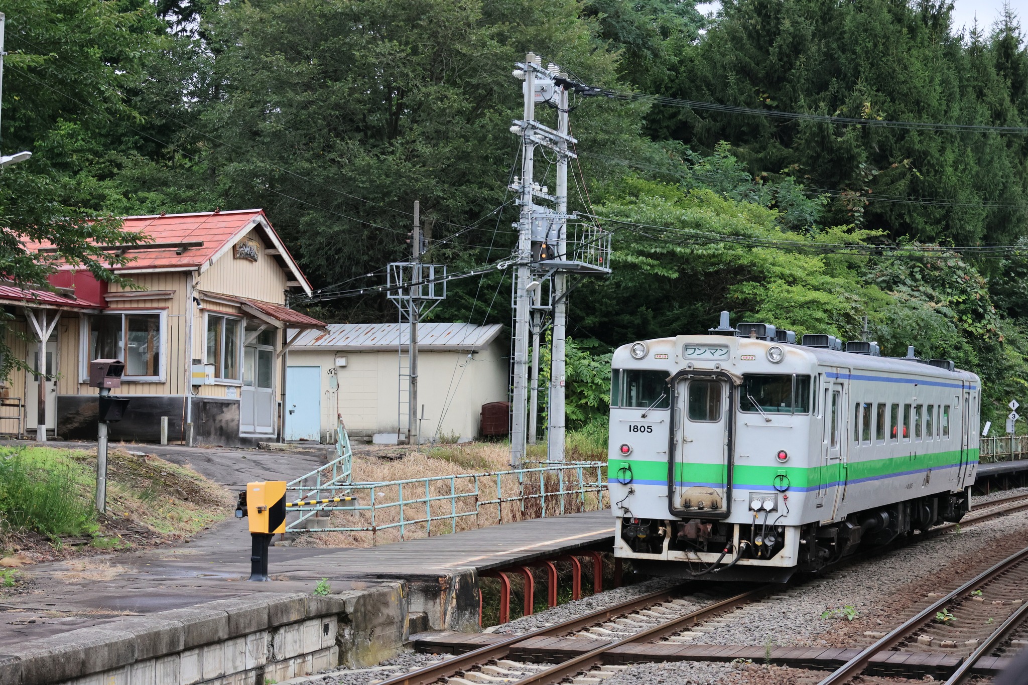 台中 2B 月台：臉書候車處 - 台中車站地面站重新「鋪軌」了！ 原配合高架化二期工程拆除的第二月台，也重新架起雨棚。到底能不能「風華再現」呢 ...