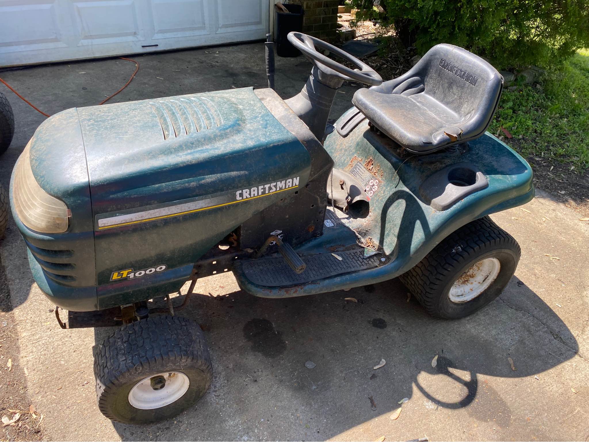 Riding lawnmower for parts or fix, rear drive seams bad very rusty good ...