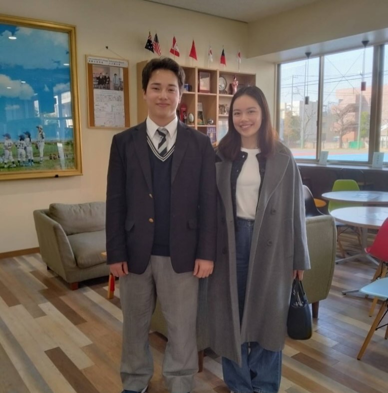 城西大学附属城西中学高等学校 - 2020年に本校に留学をしていたマイラさんが4年ぶりに来校しました。マイラさんは留学...