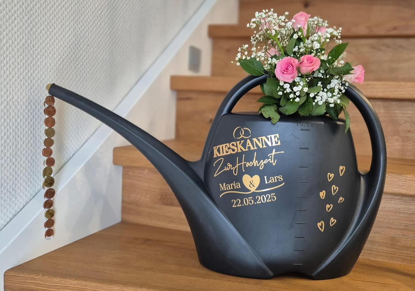 Kreativität, die ins Herz trifft! 💛 Als Hochzeitsgeschenk haben wir diese ganz besondere „Kieskanne“ aufgepimpt – eine humorvolle und liebevolle Idee, bei der nicht nur Blumen sprießen, sondern auch e