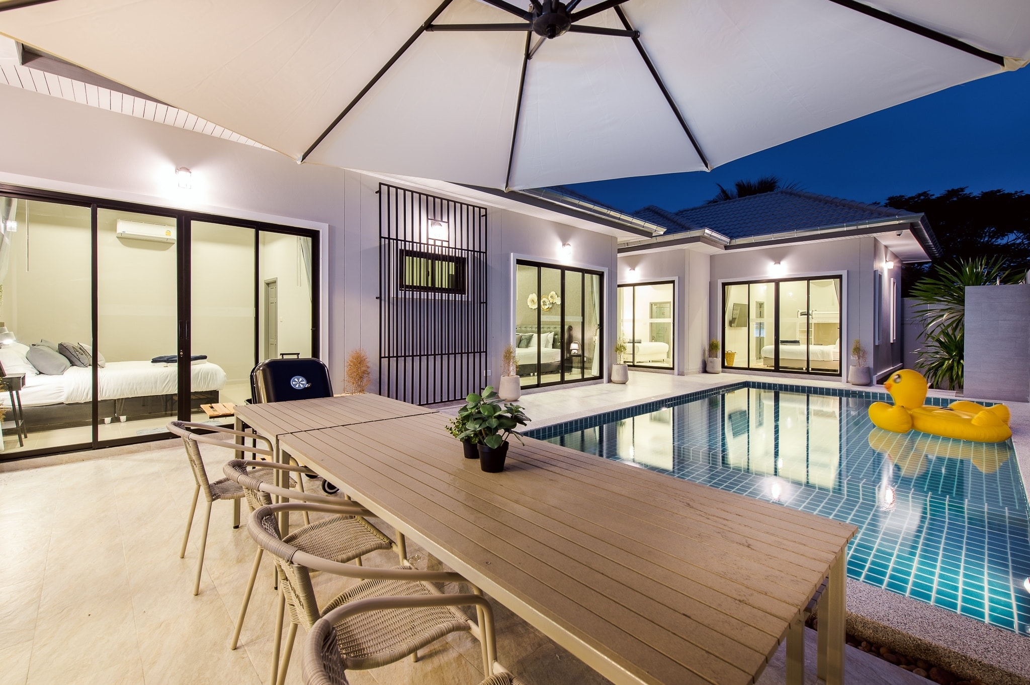 KIN Pool Villa - Hua Hin - บรรยากาศ ยามค่ำคืน ปิ้งย่าง ริมสระ เล่นน้ำ ...