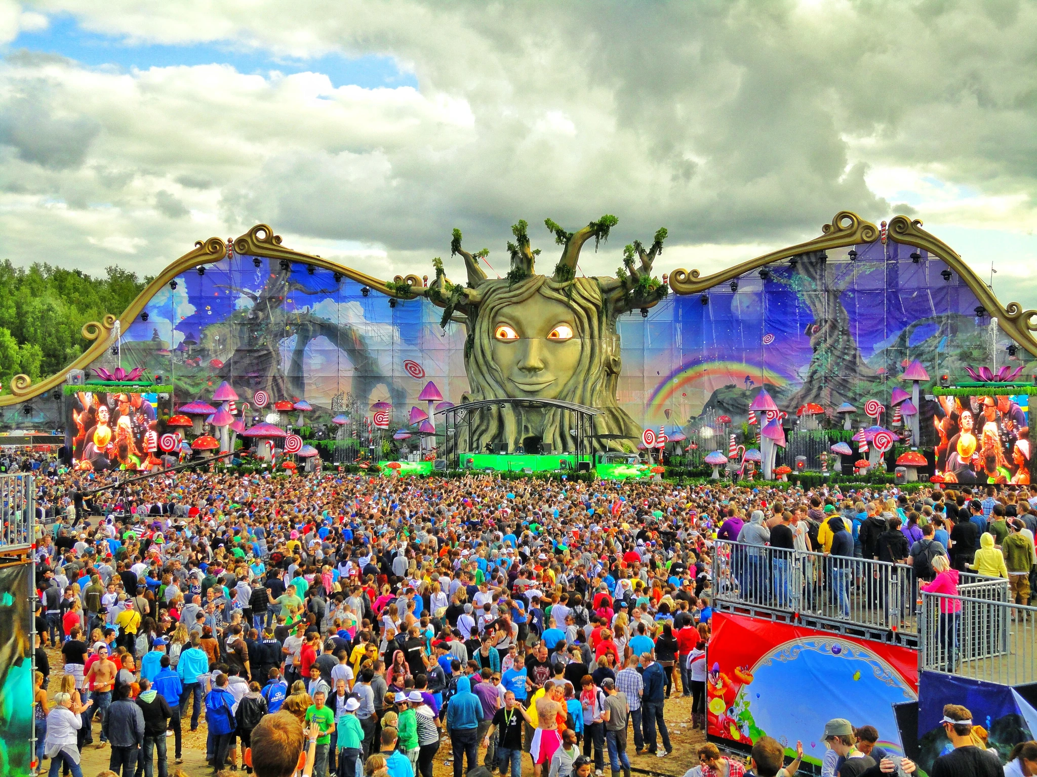 TOMORROWLAND - HAI THẬP KỶ KIẾN... - Raver Of HUST Community | Facebook
