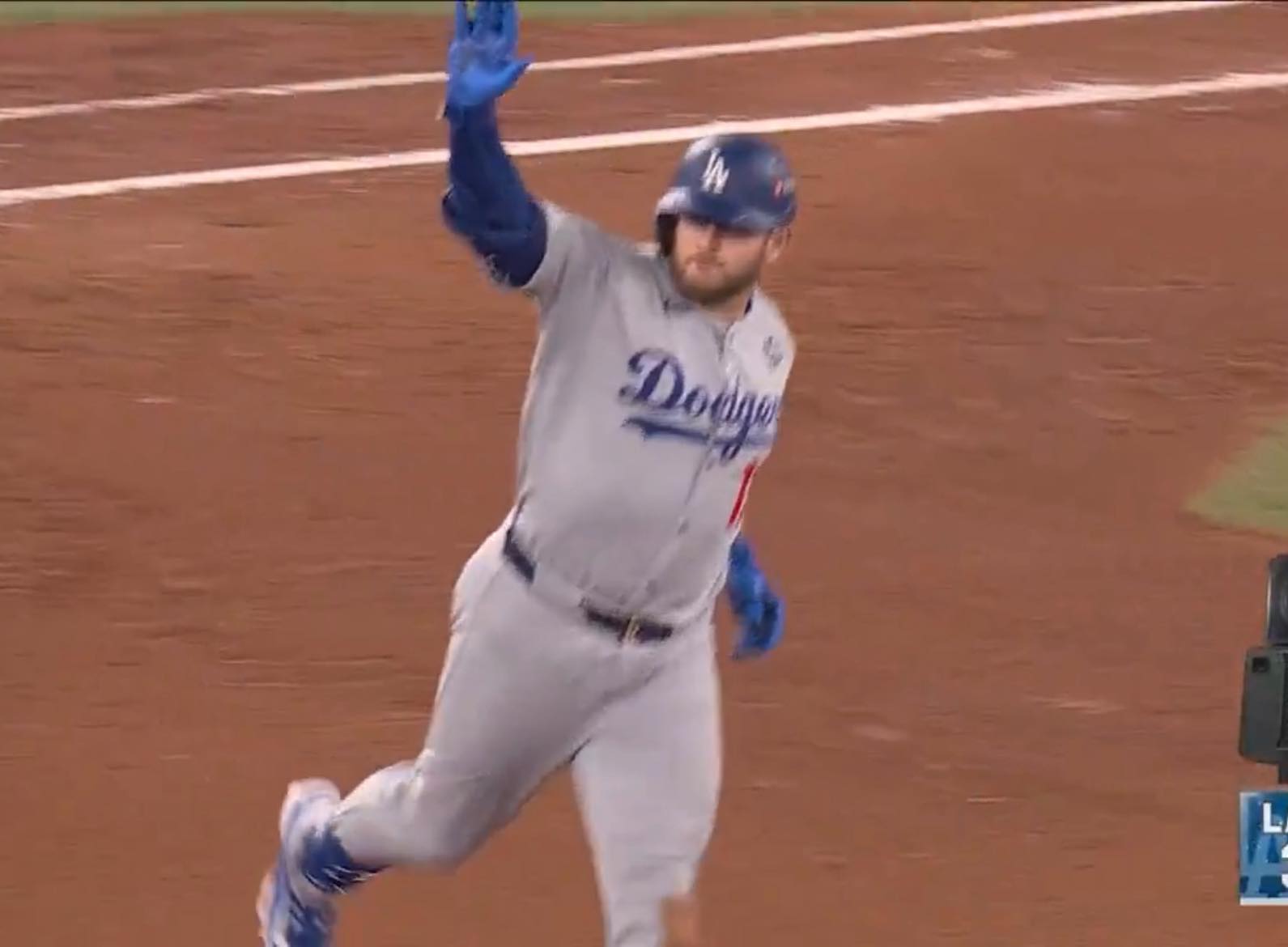 Max Muncy goes yard to bring the Dodgers within one in Game 7 of