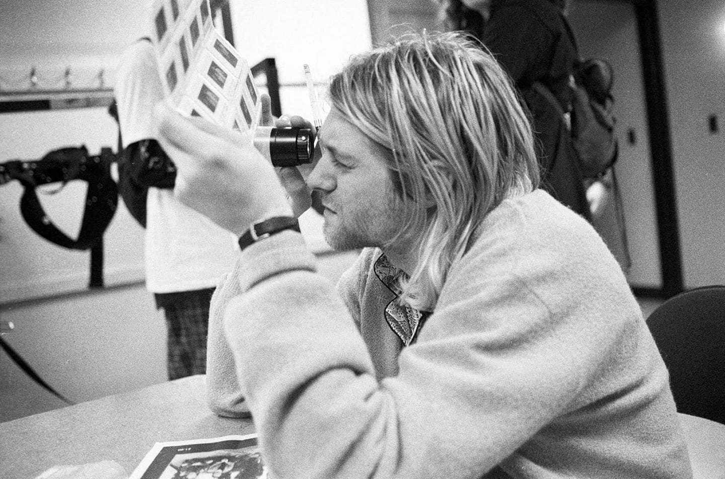 Cobainómano - La historia detrás de la foto 📷 Kurt Cobain mira a través ...