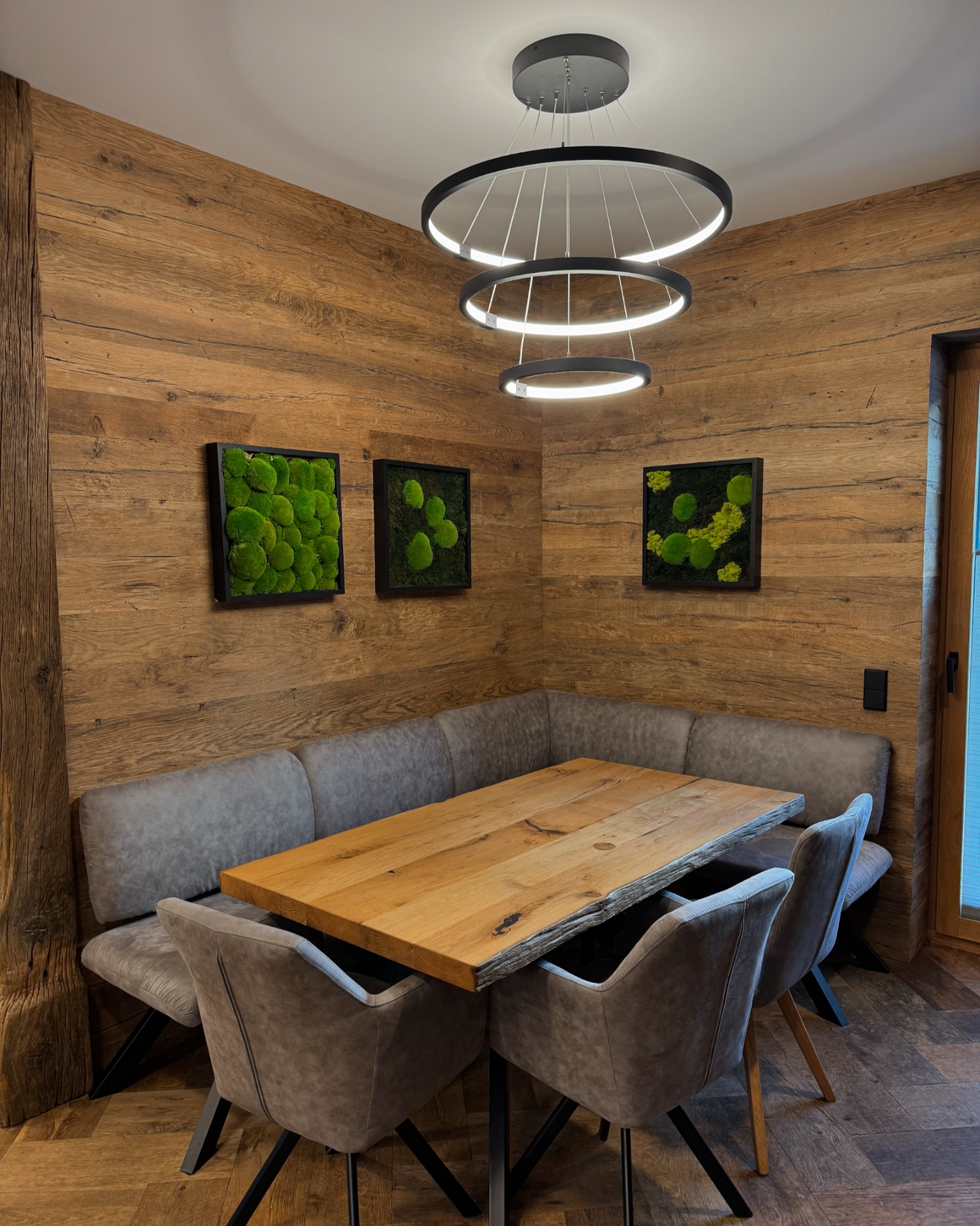 Modern trifft rustikal: Ihre neue gemütliche Essecke – der perfekte Platz für Genuss und gemeinsame Momente.” #altholzdesign #altholz #esstisch #tisch #sitzbank #esszimmer #essecke #gemütlich #rustik