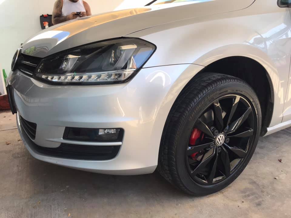 Rines negros en carro blanco brillante