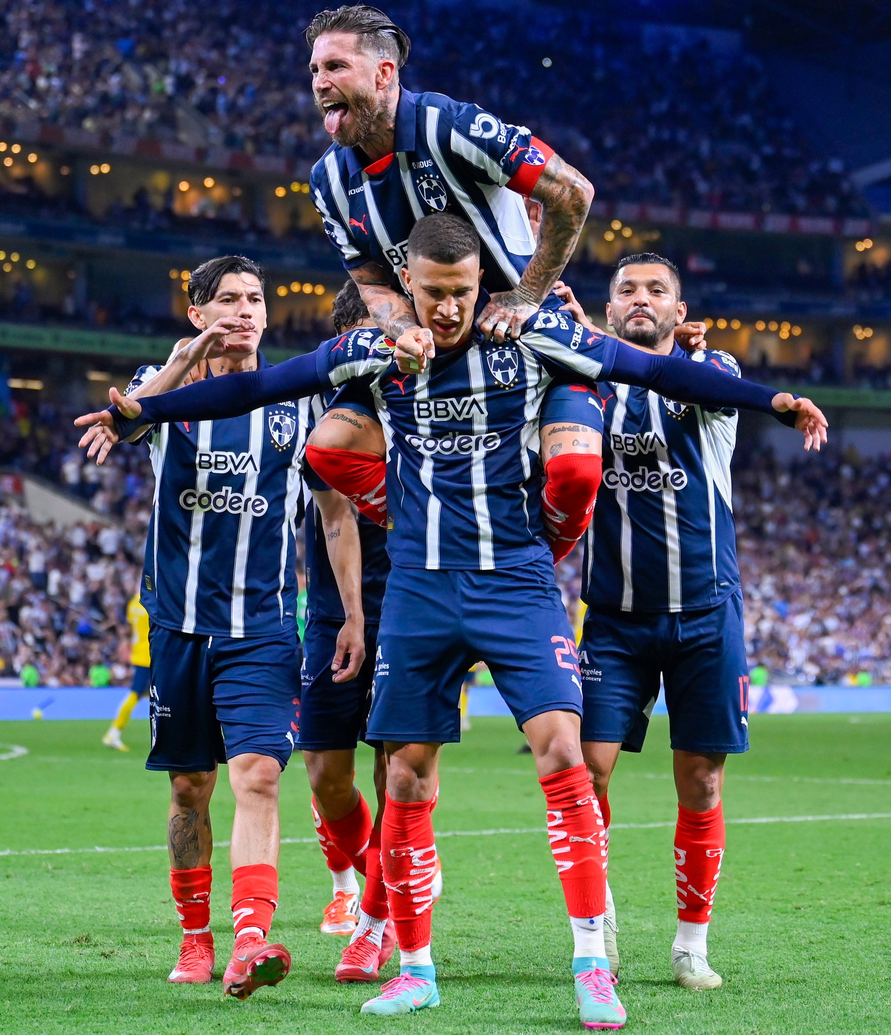 LA PANDILLA - EL AURA🎇 de esta Foto es TREMENDA. ¡ARRIBA EL MONTERREY🤠 ...
