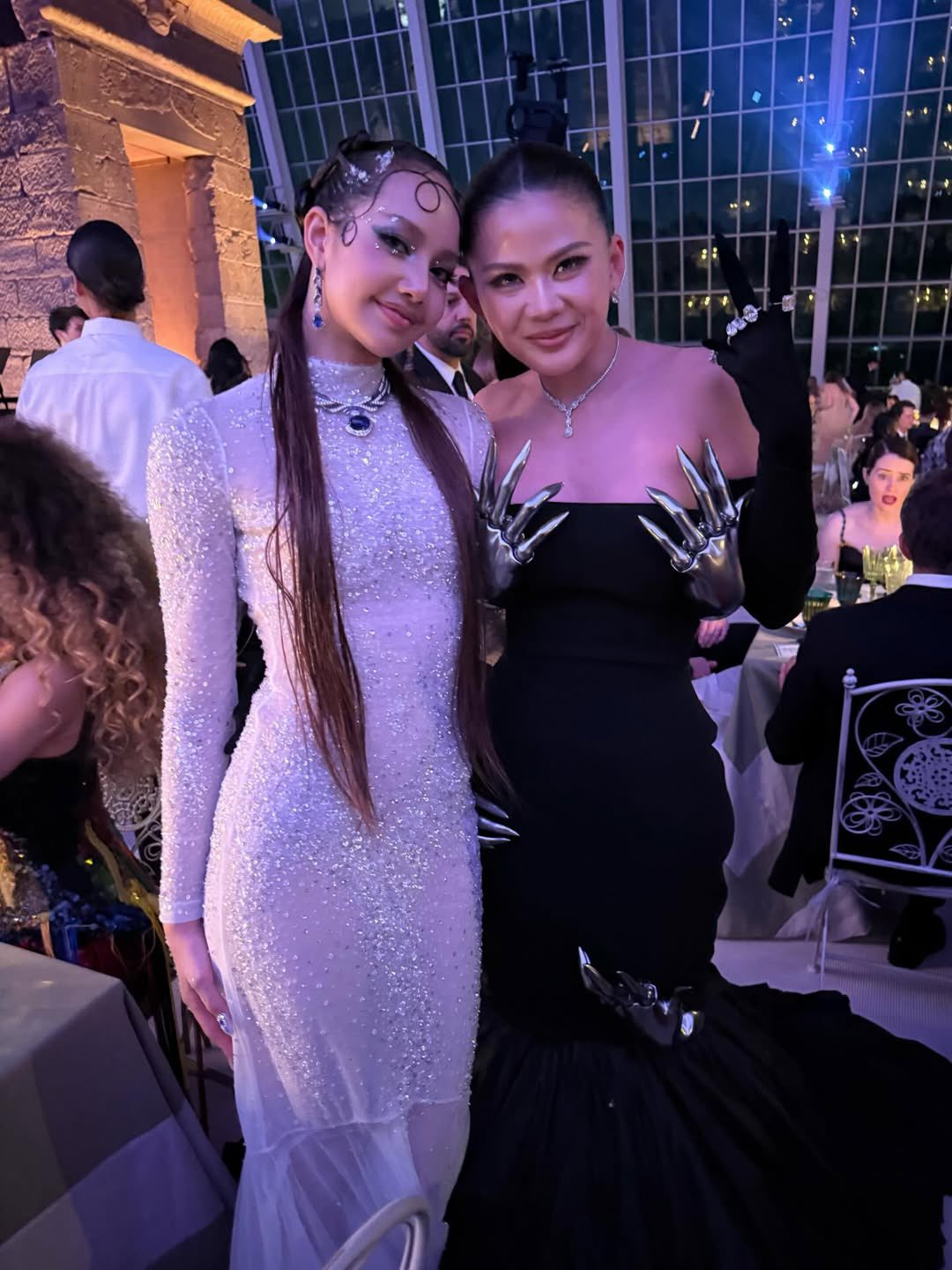 リサ lisa with vogue thailand editor. (nichapat suphap) . “always proud