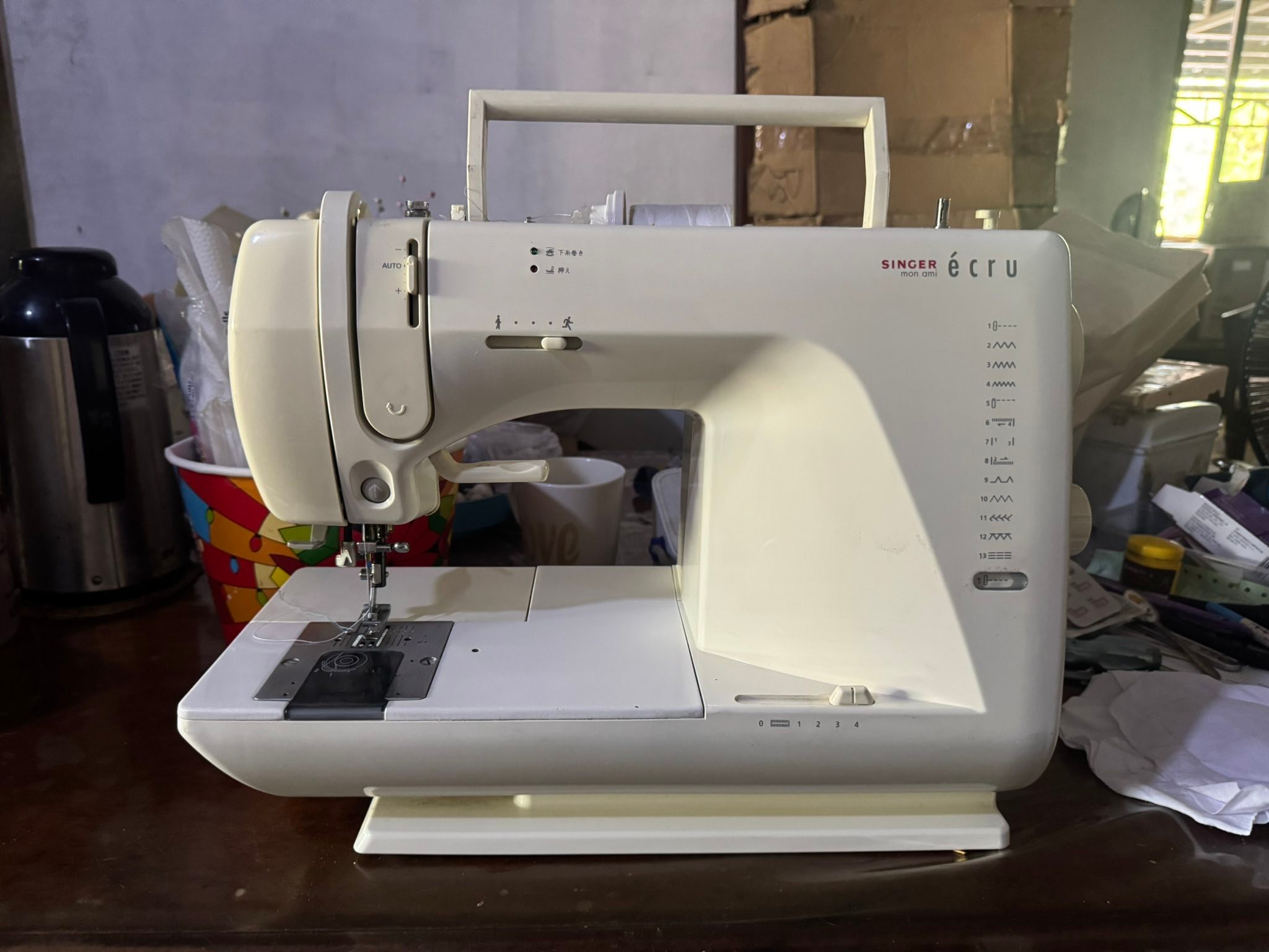 Singer Mon Ami Ecru portable sewing machine 13 built in stitches 