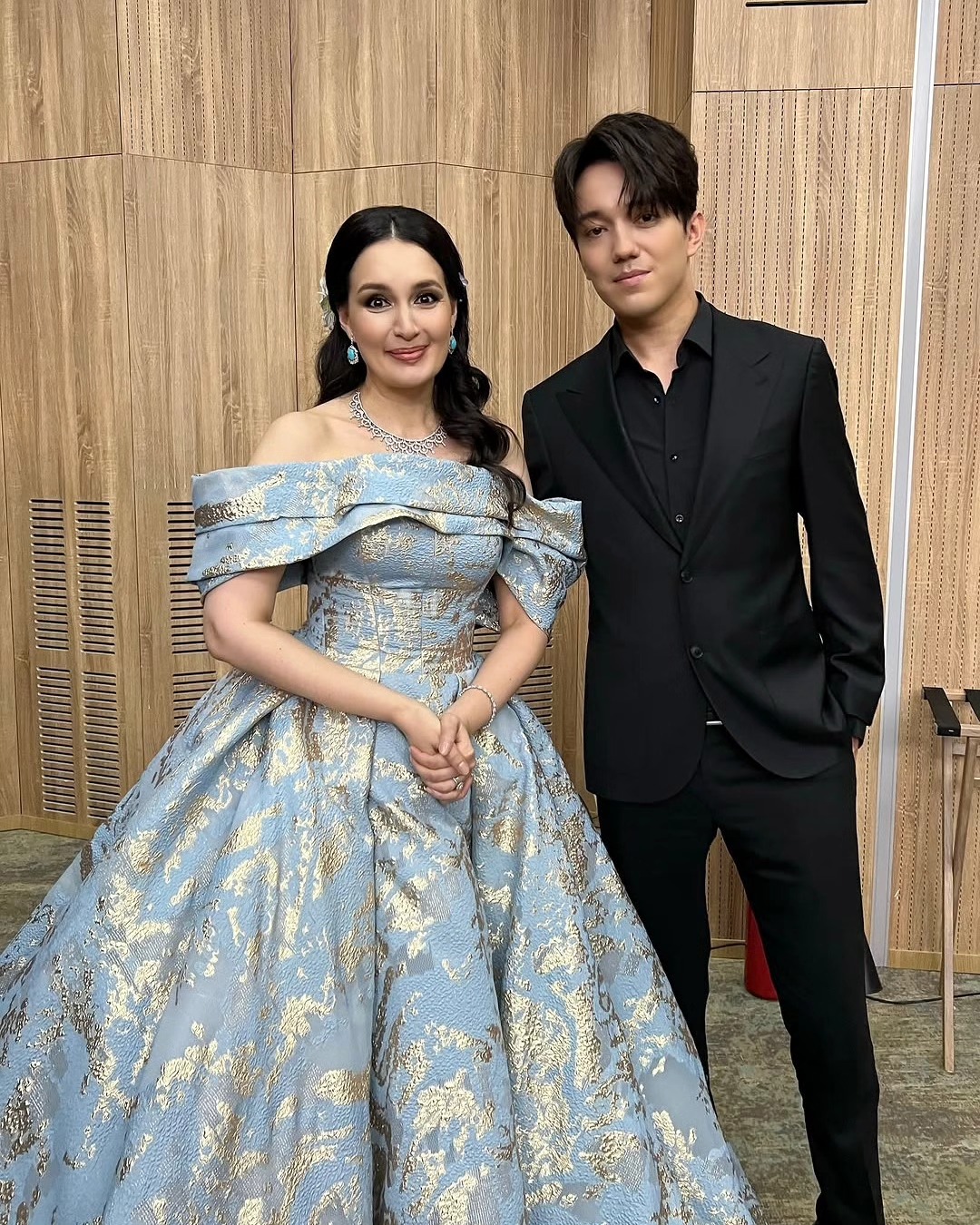 Dimash - Dimash fue a saludar y felicitar a la cantante de ópera Zarina ...