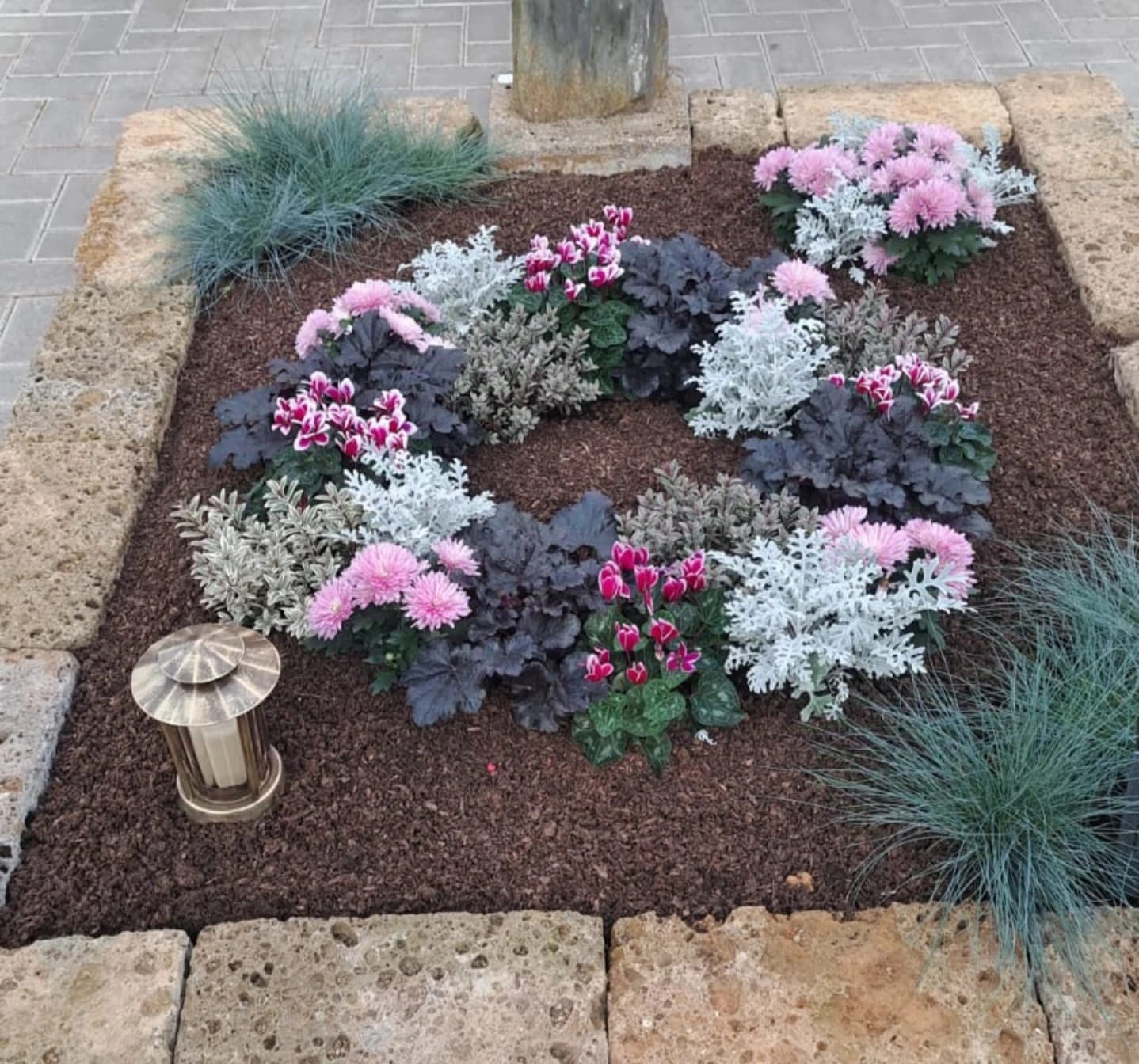 Holt euch bei uns Inspirationen wie ihr die Gräber euer Lieben gestalten könnt. Wir haben für euch unsere Mustergräber aufgebaut. #grab #grabpflege #grabgestaltung #mustergrab #gartencenter #eifel #wirvermisseneuch # allerheiligen