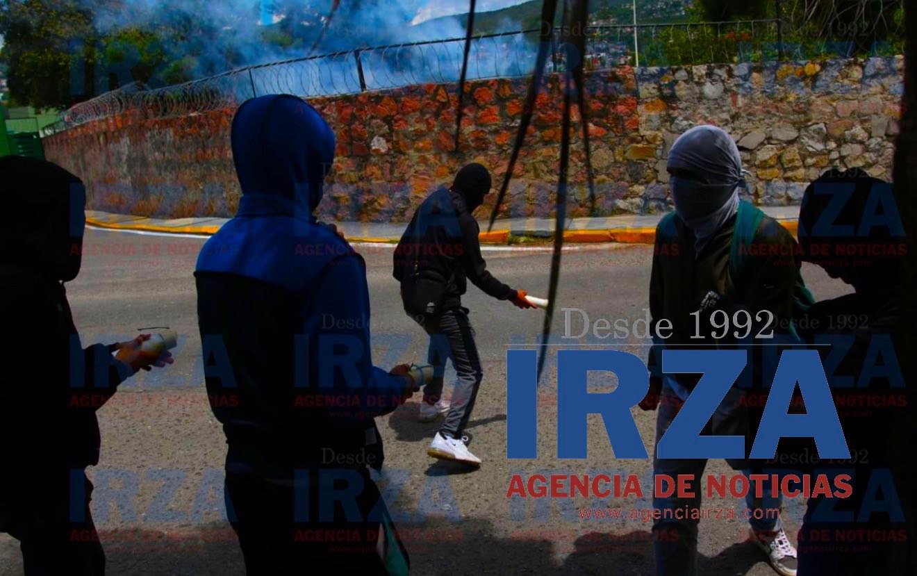 IRZA - #Irza Durante el nuevo ataque de normalistas de Ayotzinapa ...