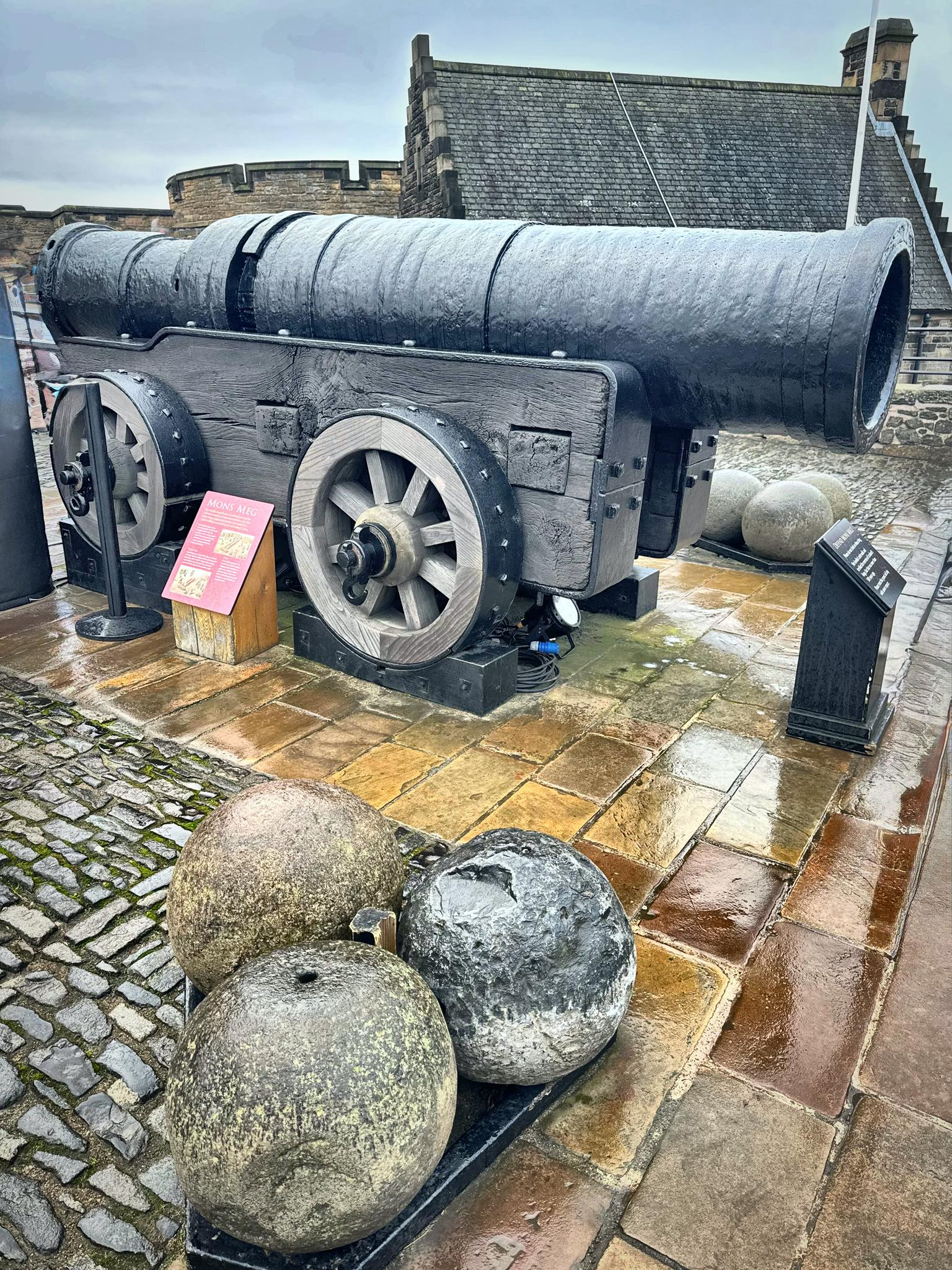 Visit - Mons Meg. Edinburgh Castle. Scotland 🏴󠁧󠁢󠁳󠁣󠁴󠁿 The world's most ...