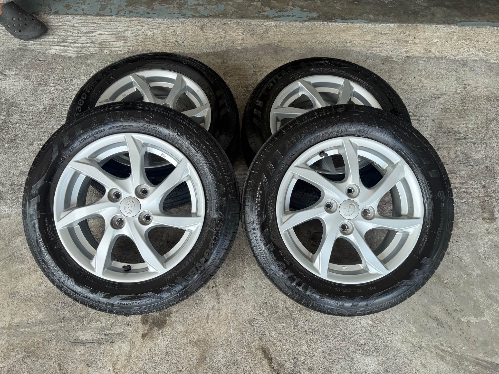 Rim original axia bezza 14 inch like new tayar 80% tahun 2024 - Car ...