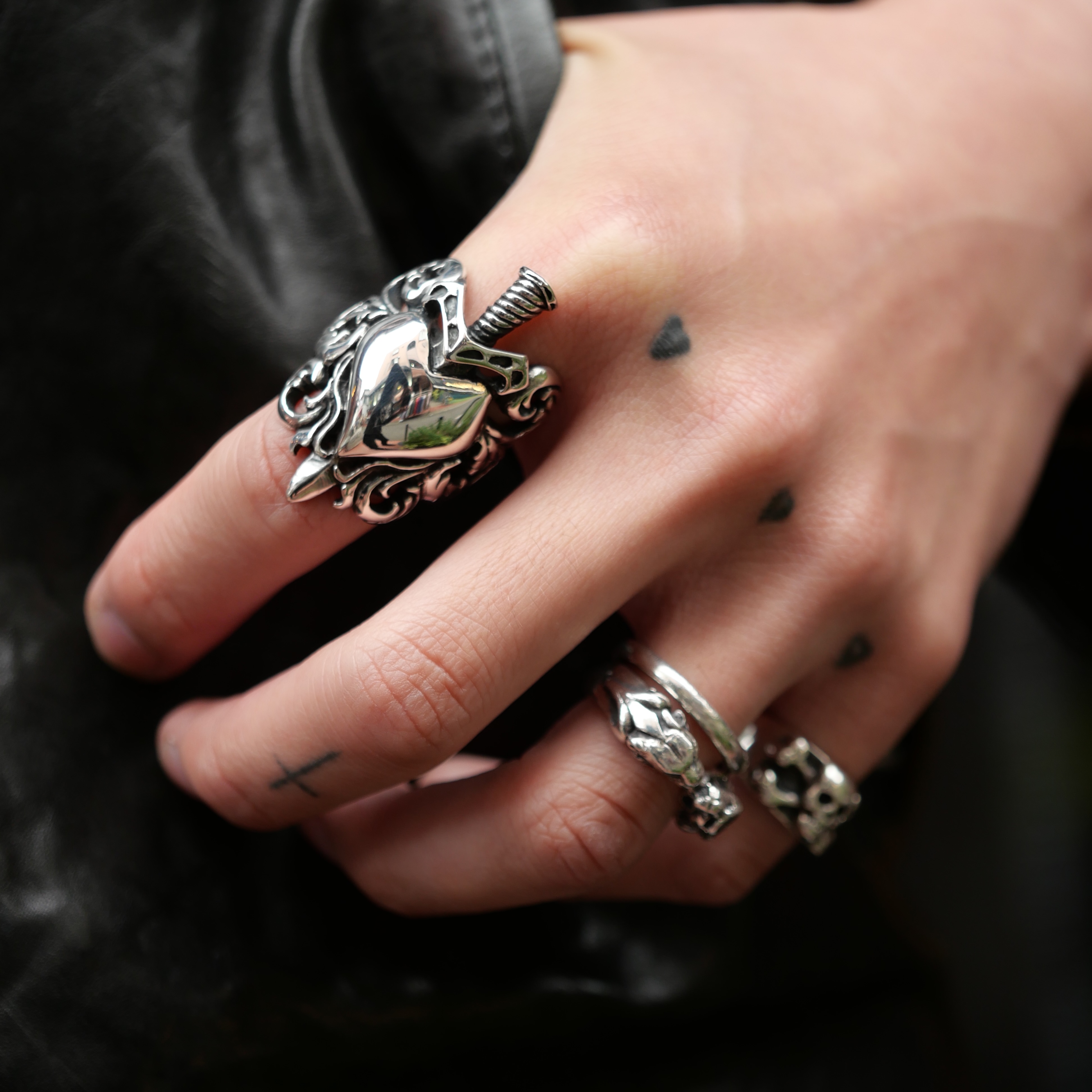 TRUE LOVE RING ハートを貫くダガー、それを取り巻く精緻なアカンサス 