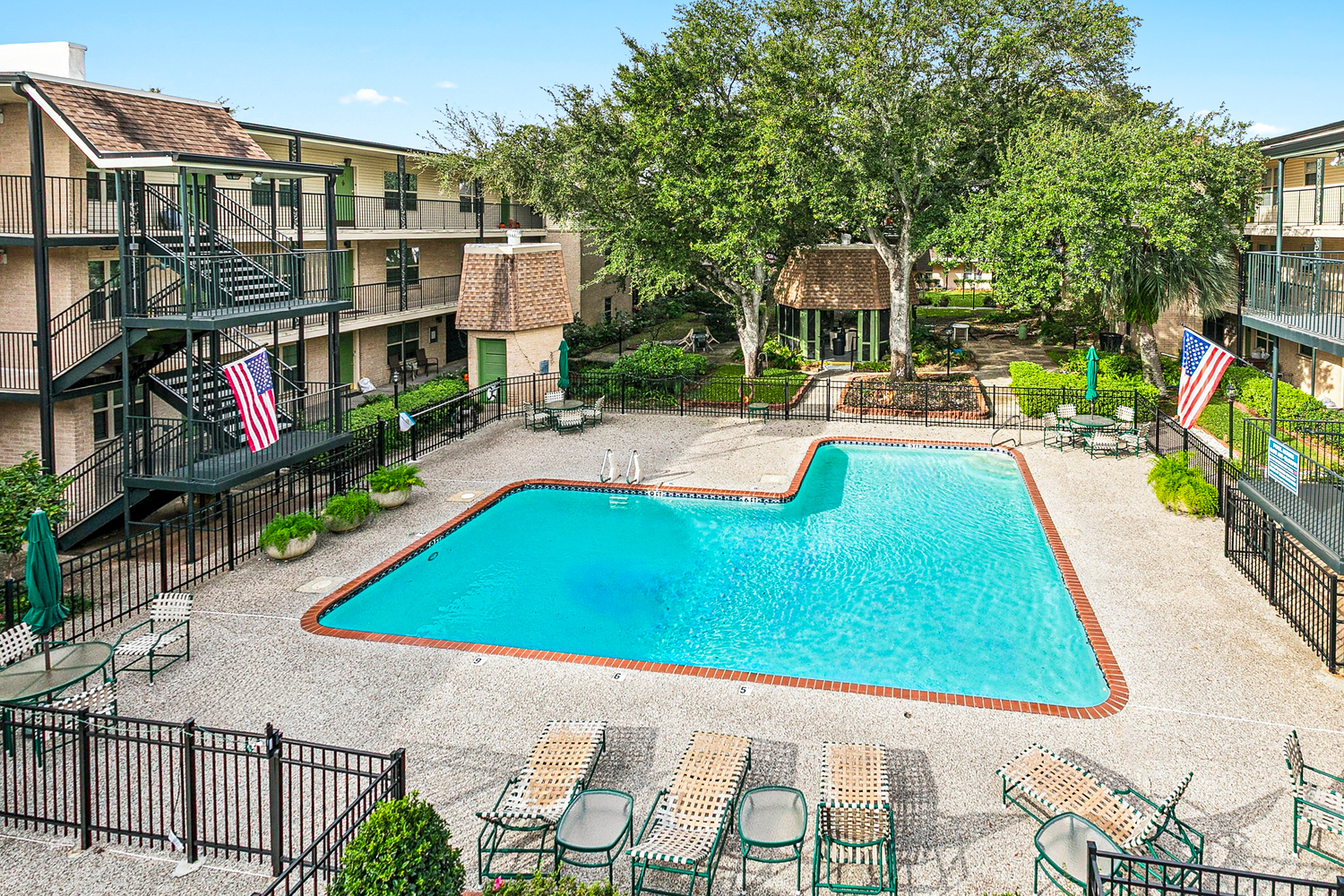 Curated visual reference: Fresh Look at Ashley Fantastic Opportunity To Own A 𝟭 𝗯𝗲𝗱𝗿𝗼𝗼𝗺 𝟭 𝗯𝗮𝘁𝗵