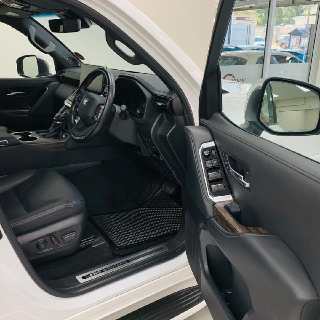 2023 TOYOTA LAND CRUISER 300 V6 3.3D ZX 30 000KM R1,849 900.00