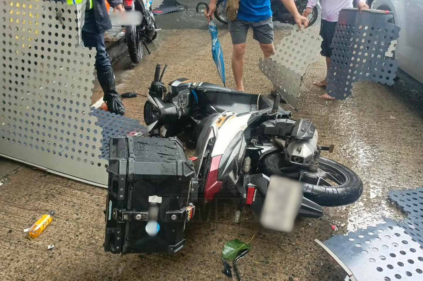 INQUIRER.net - LOOK: An electronic billboard side panel collapsed along ...