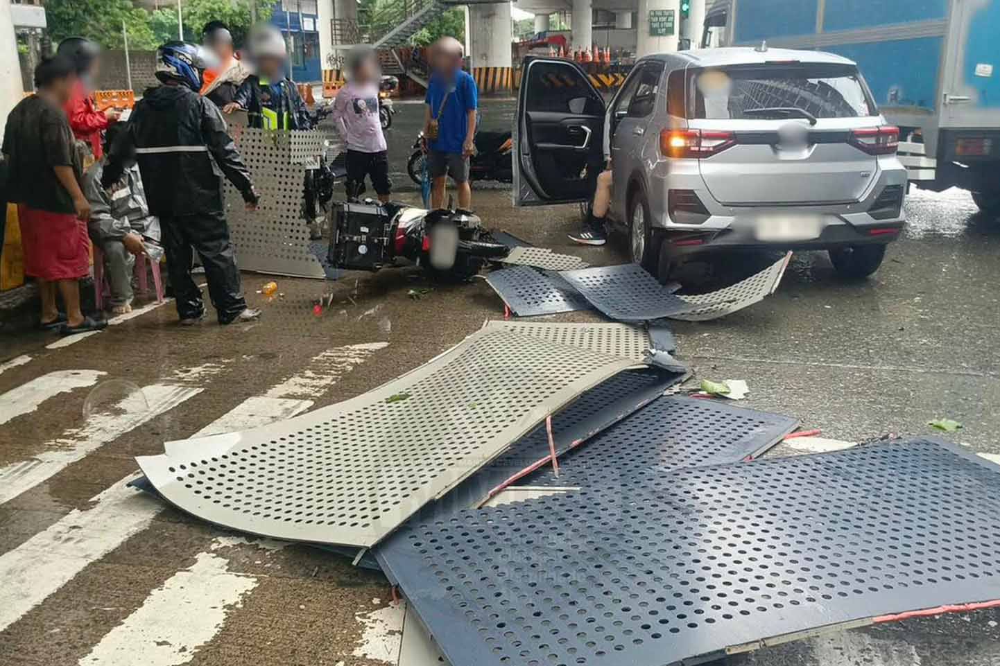 INQUIRER.net - LOOK: An electronic billboard side panel collapsed along ...