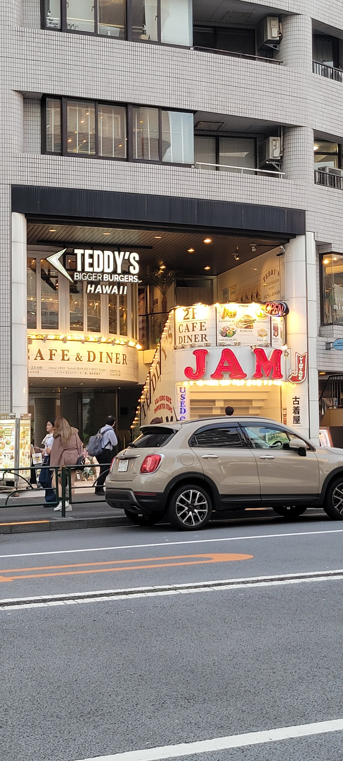 Teddy's Bigger Burgers in Harajuku, Hawaii-inspired food