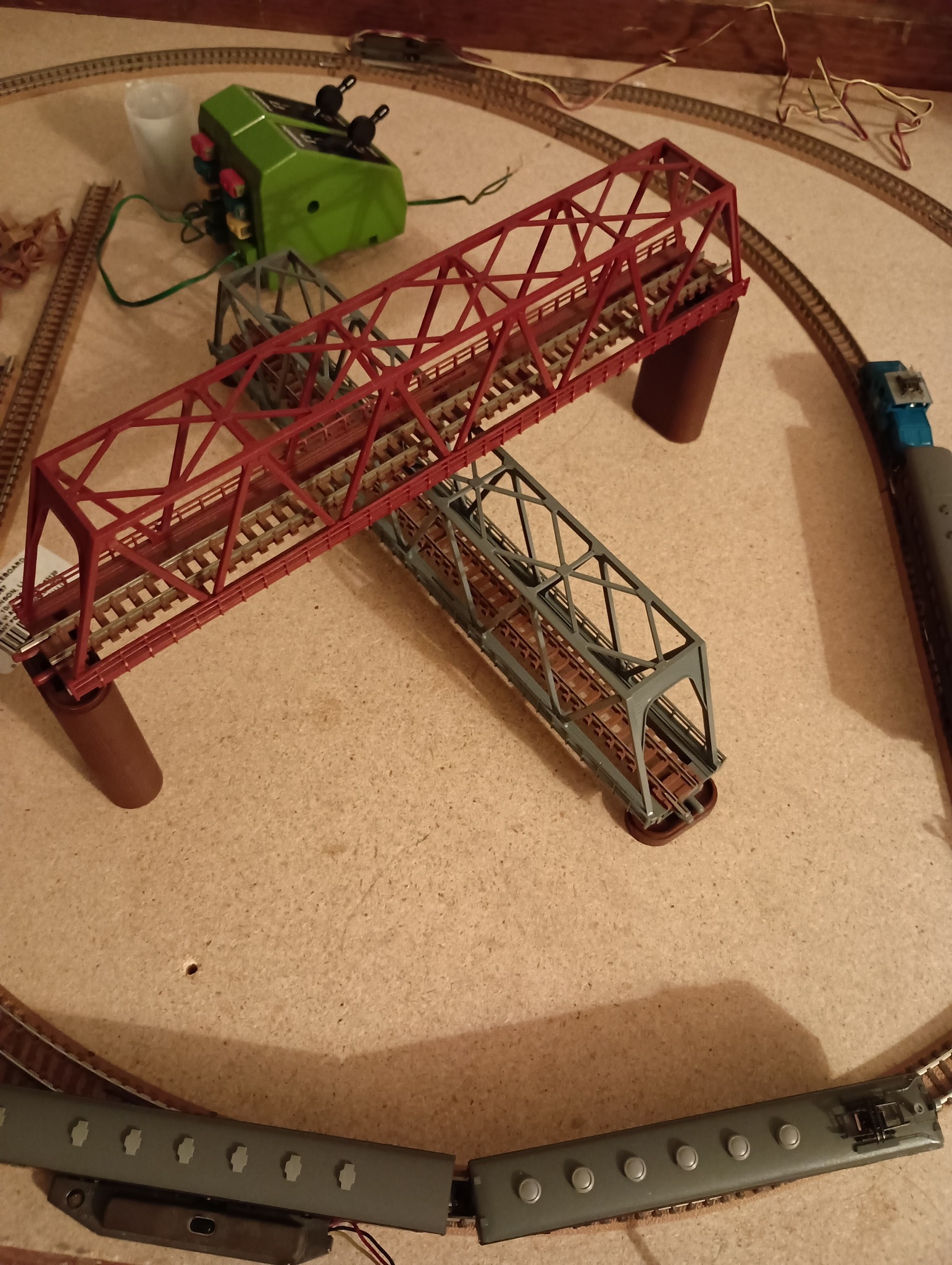 War World Scenics Two-Lane Grey Arc Bridge – 450mm OO/HO Scale Model Railway