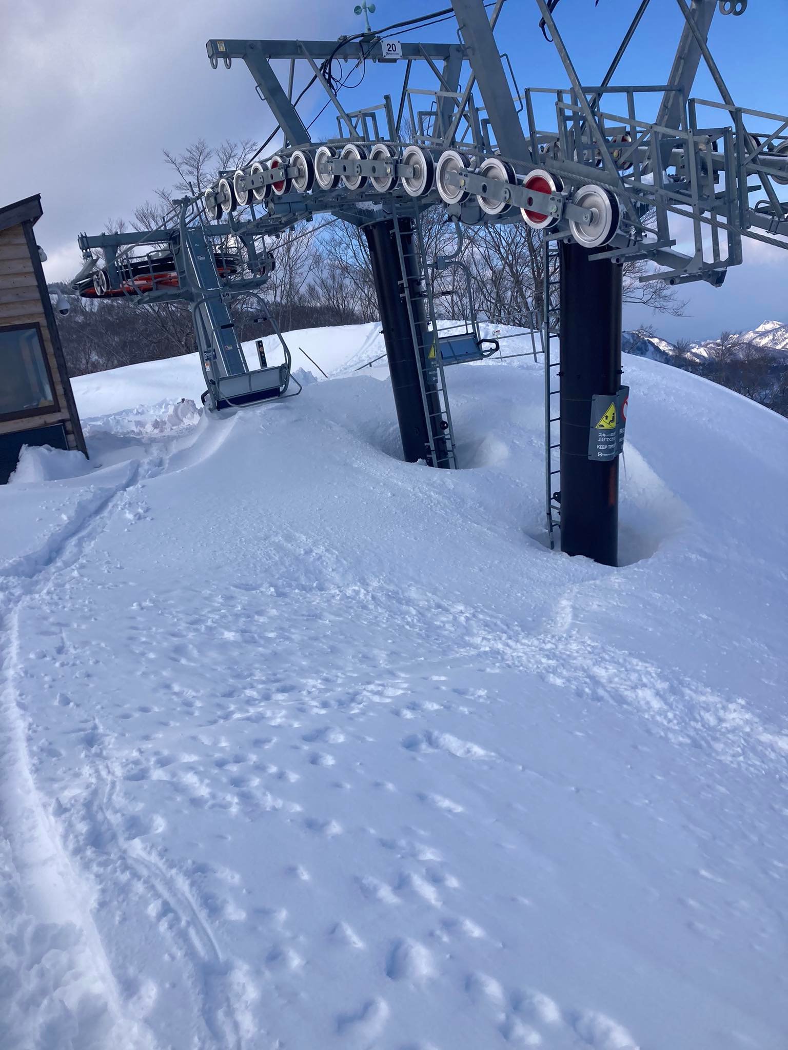 白馬乗鞍温泉スキー場 はくのり - おはようございます。 パウダーデイ(パウダー祭り！)のはくのりです。 膝まで積もった雪は少し重いものの ...