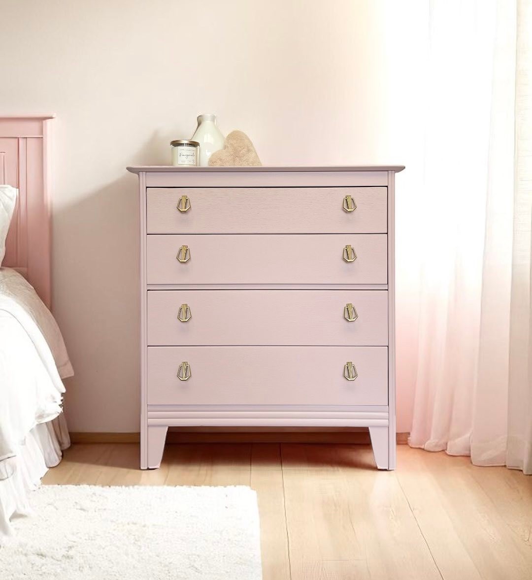 MANOR GREEN on this beautiful vintage Harris Lebus chest of drawers 💚