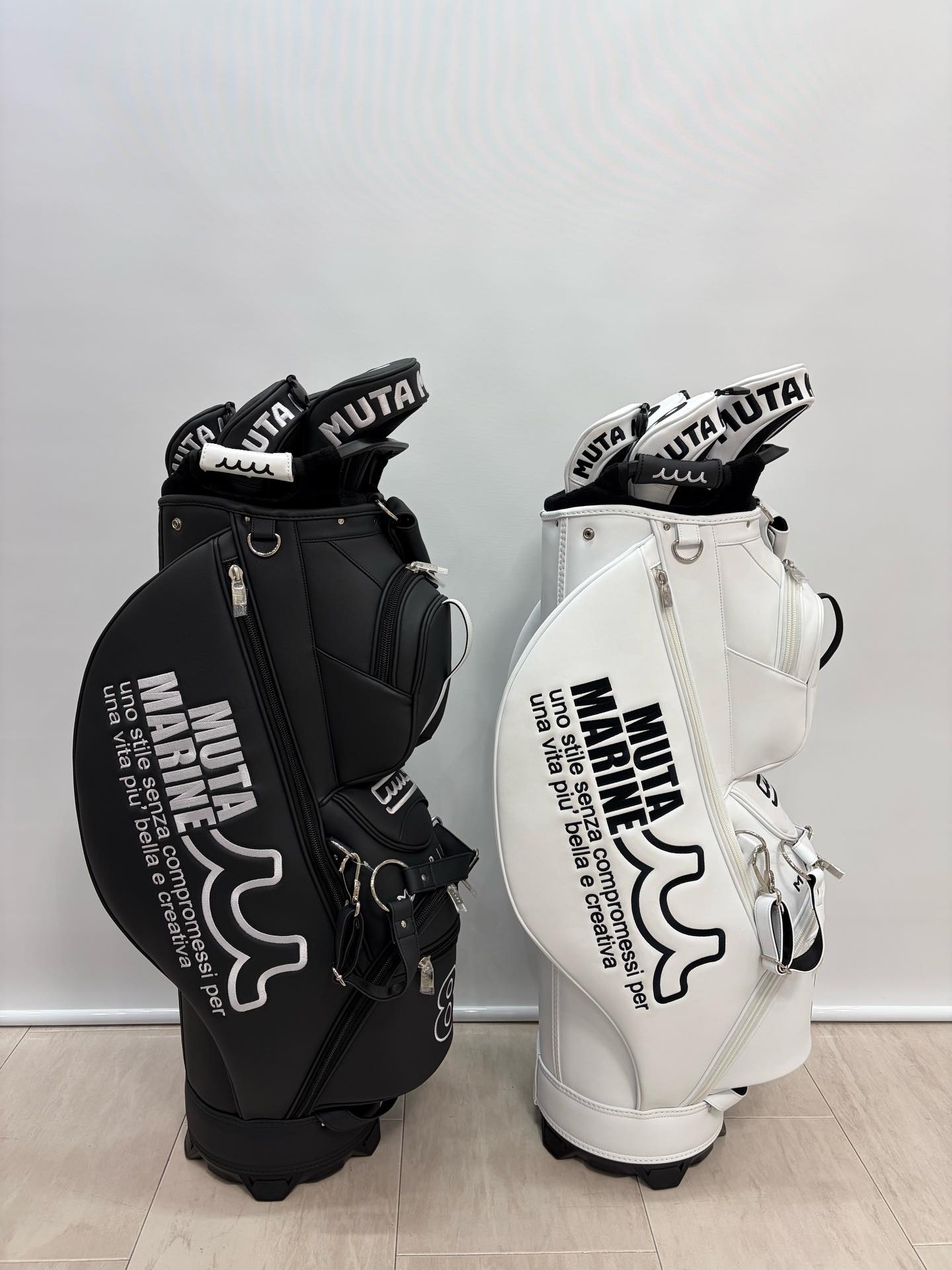 mutaMARINE キャディバッグ ヘッドカバー5点セット NEW✨️ヘッドカバーセットキャディバッグ😍 ⁡ エシカルレザー素材で