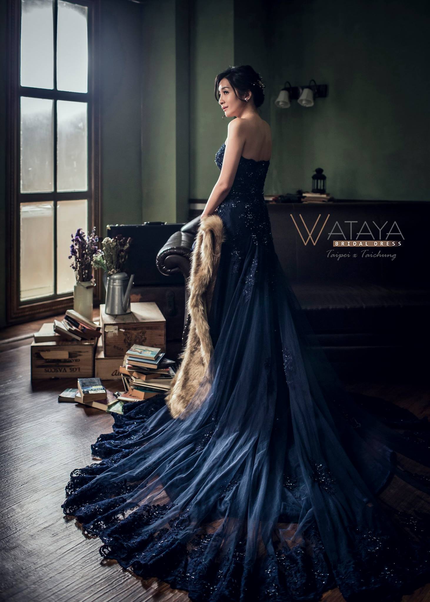 綿谷結婚式wataya Wedding Wataya Bridal 綿谷頂級手工婚紗深藍色超美蕾絲拖尾晚禮服穿起來非常襯膚色的深藍色延伸出去的蕾絲拖尾拍起來非常有效果 時尚優雅的完美呈現 綿谷結婚式