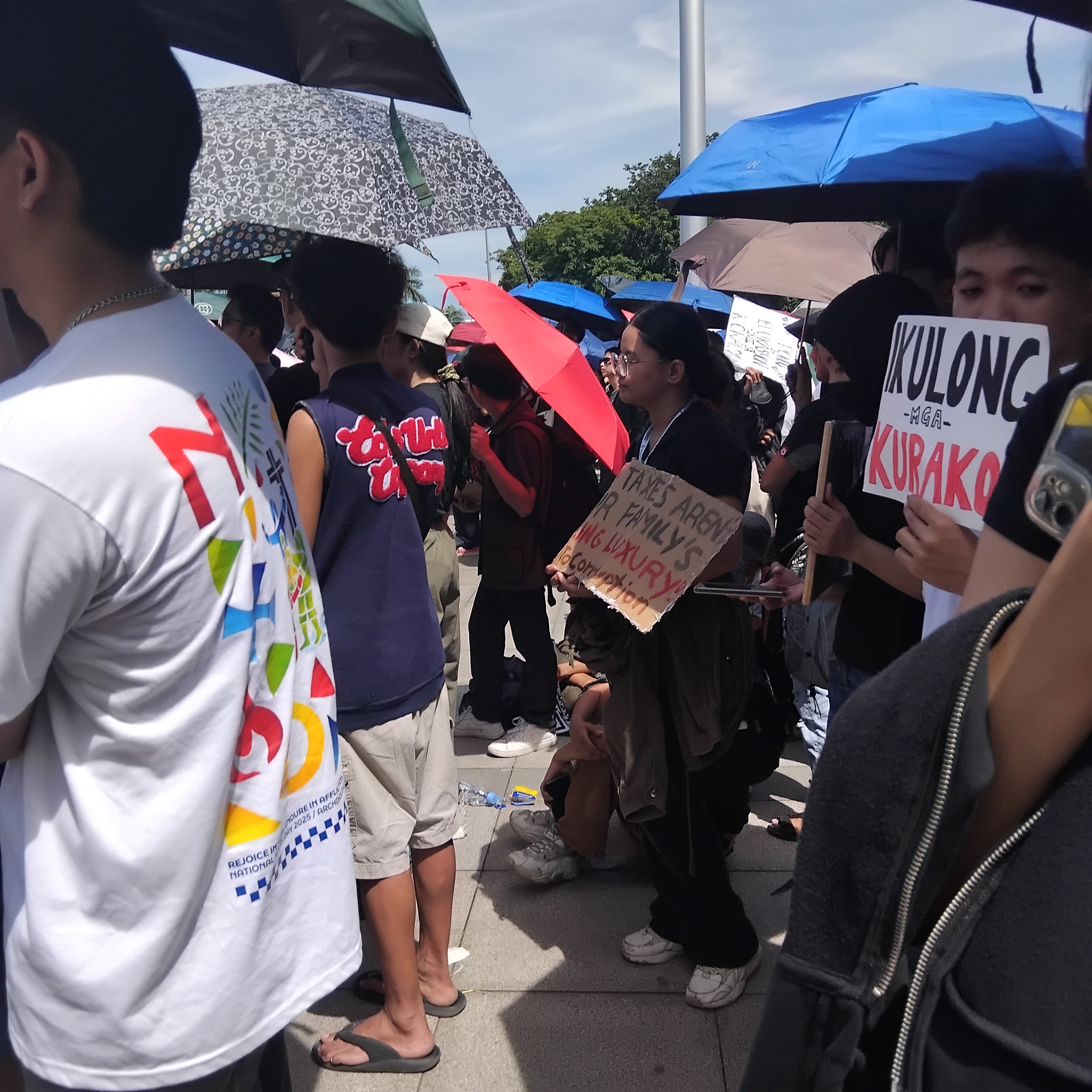 UMak - EARLIER | Thousands of Filipinos flood Taft Avenue to Luneta ...
