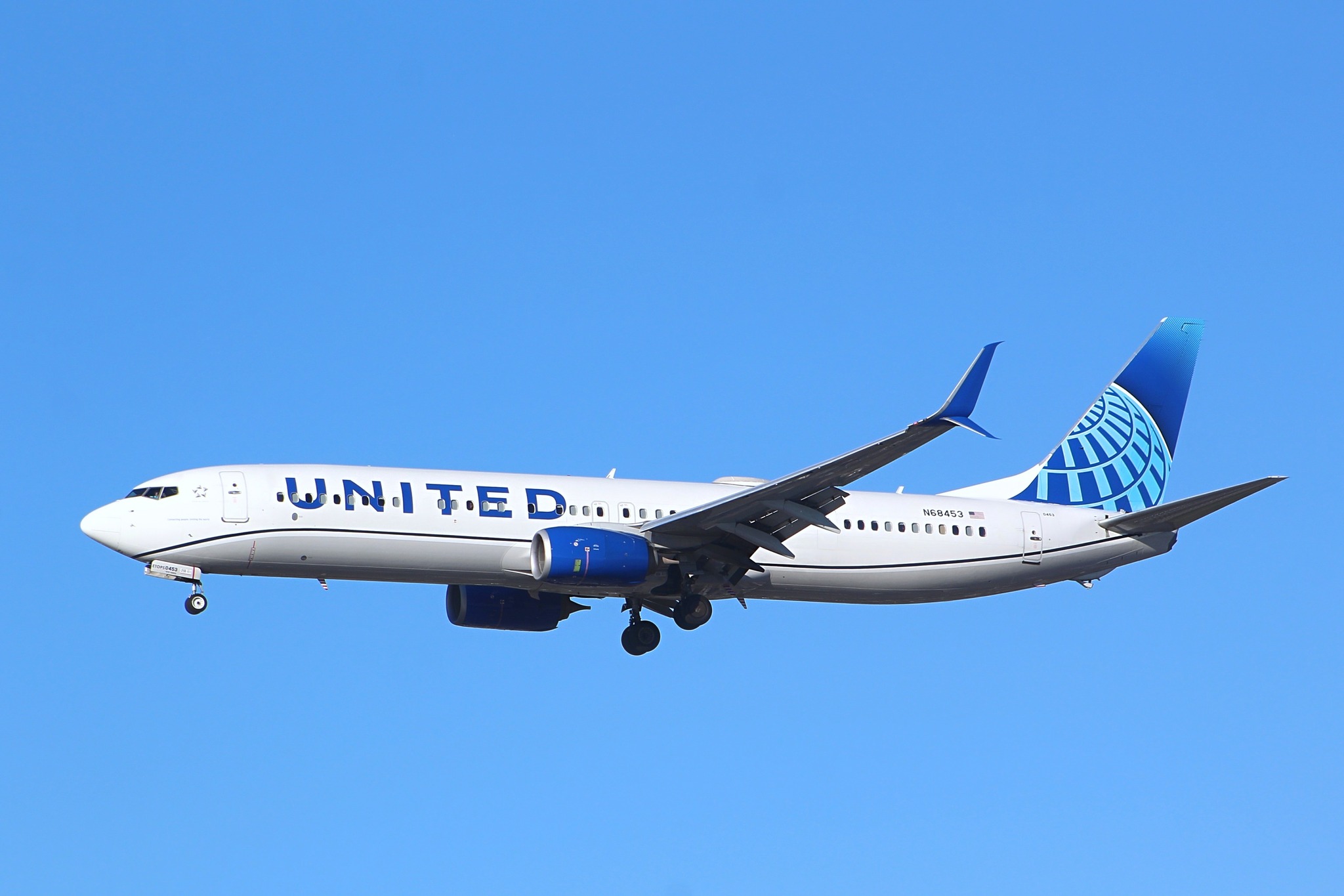 United Airlines 737-900 N68453 gliding in. Picture by Yours Truly.