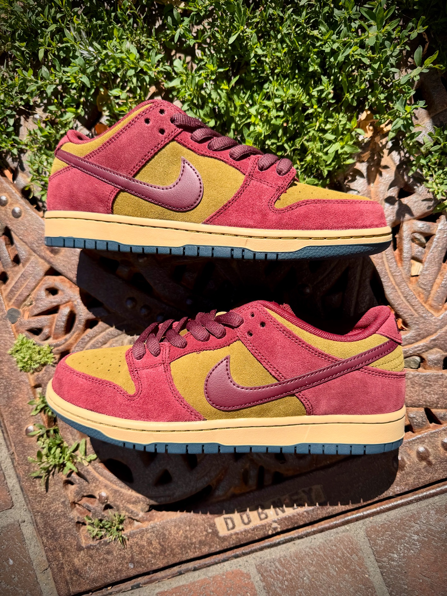 Goodnews - The Nike SB Dunk Low Pro in dark team red/ burgundy 