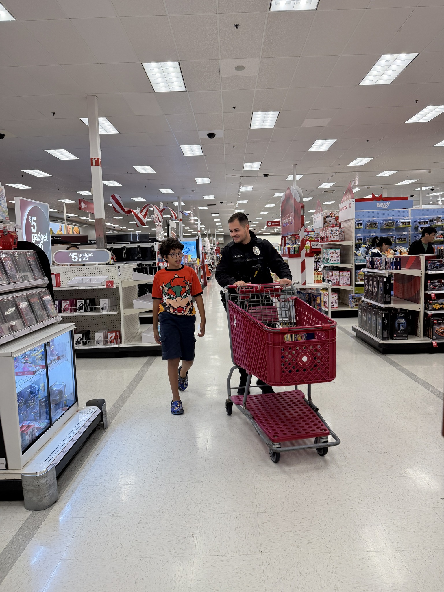 Largo - 🎁 MAKING SPIRITS BRIGHT 🎁 The Largo Police Department was ...