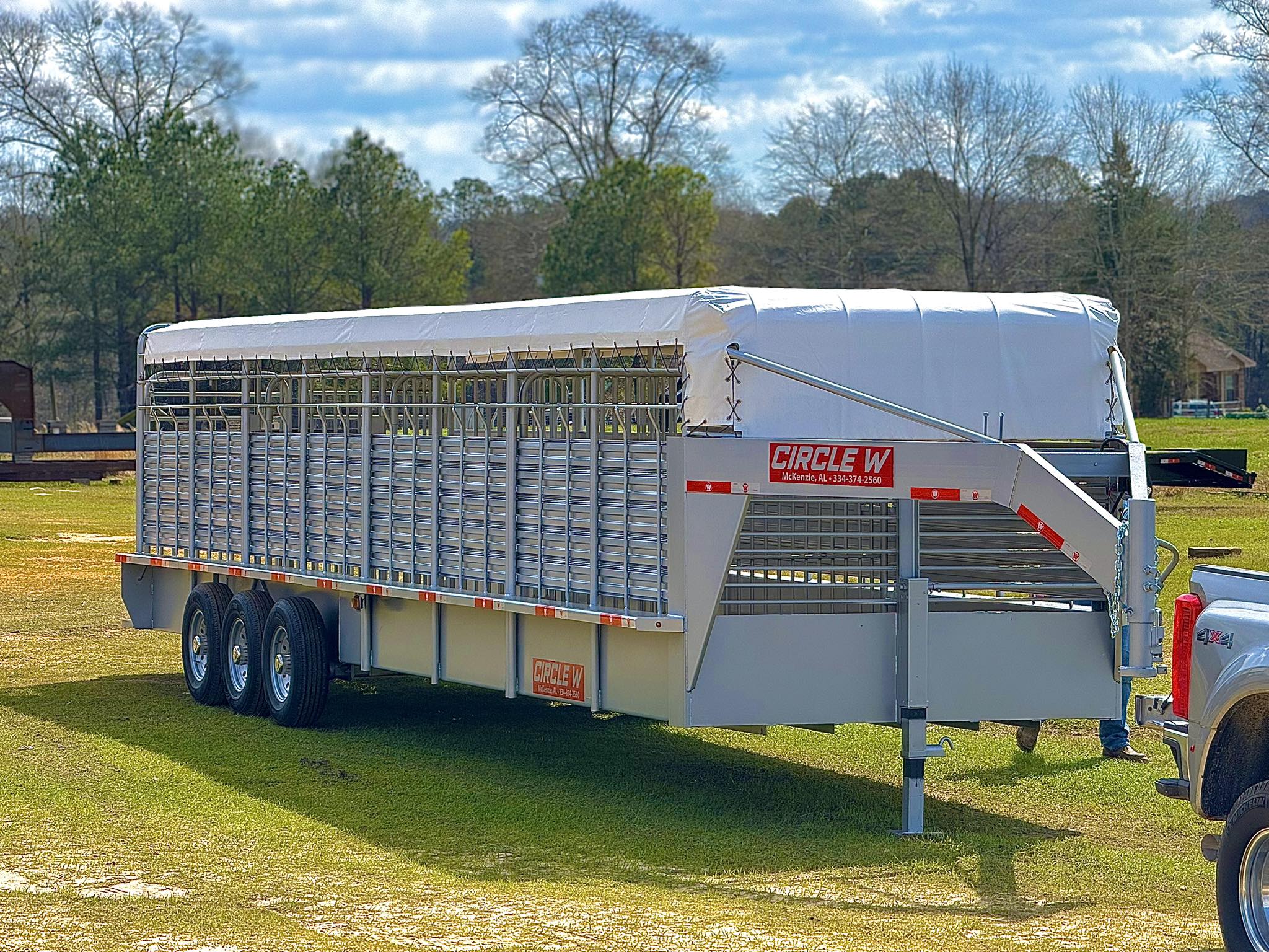 Circle - 7’ x 6’6” x 32’ • Stacked slats • Cut gates • Split rear gates ...