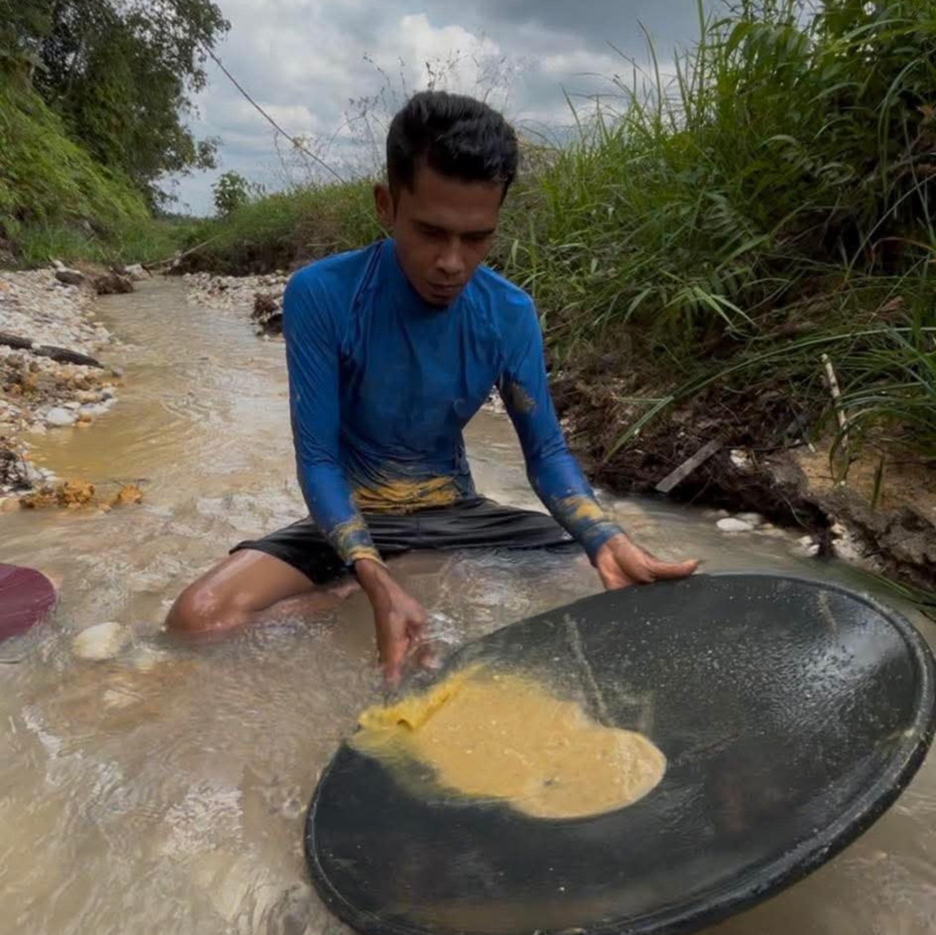 Woww‼️Amazing, 😱😱 Adventure time Gold prospecting with traditional ⚒️ ...