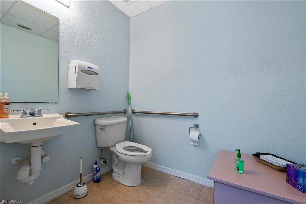 Commercial warehouse/office for rent in South Cape Coral - Property ...