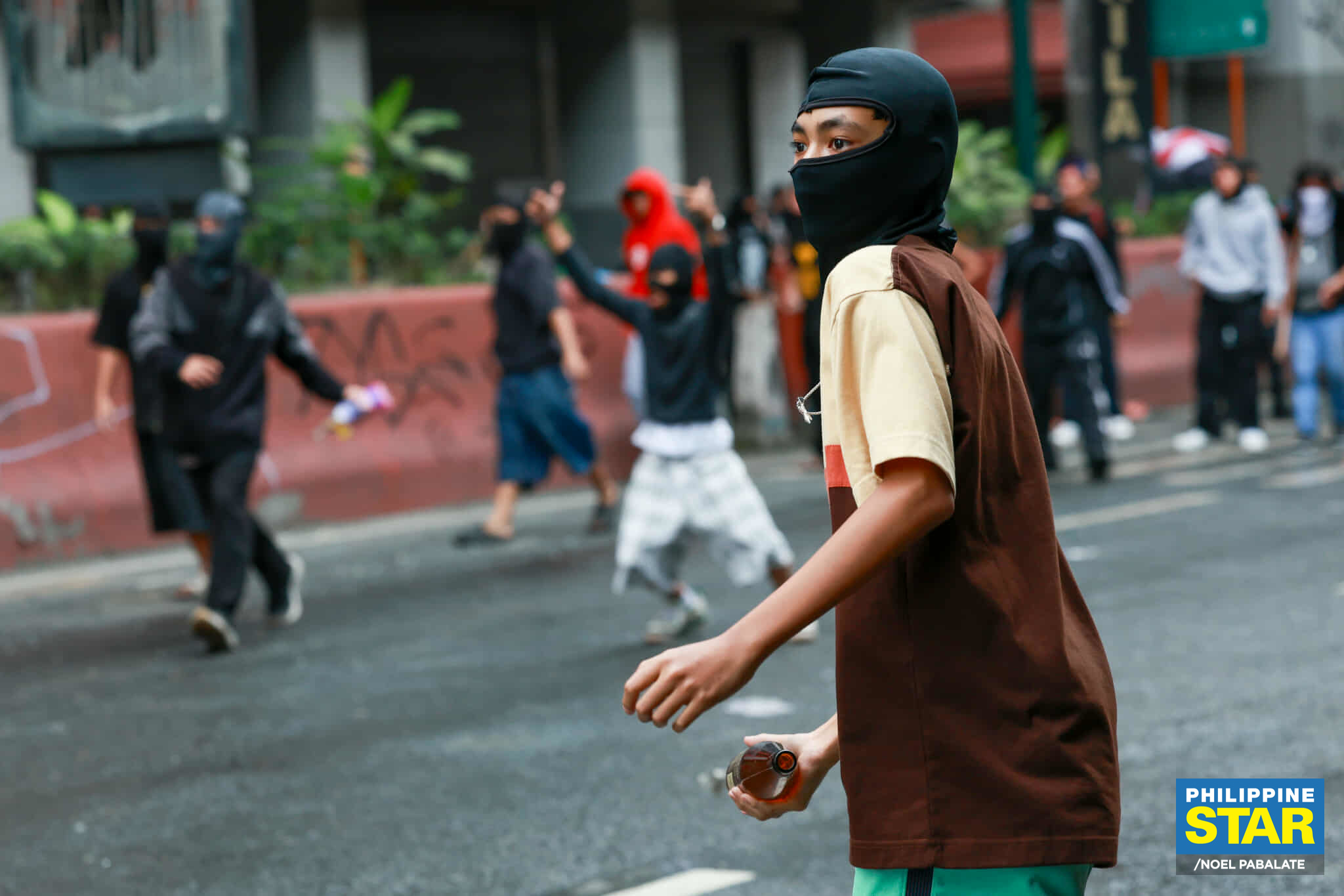Philippine - Protesters clash with anti-riot police along Recto Avenue ...