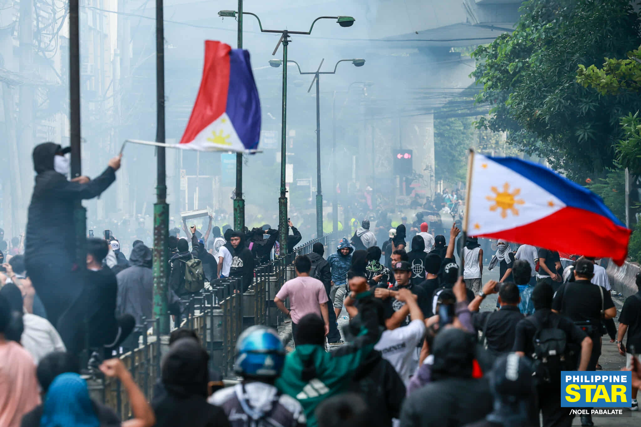Philippine - Protesters clash with anti-riot police along Recto Avenue ...
