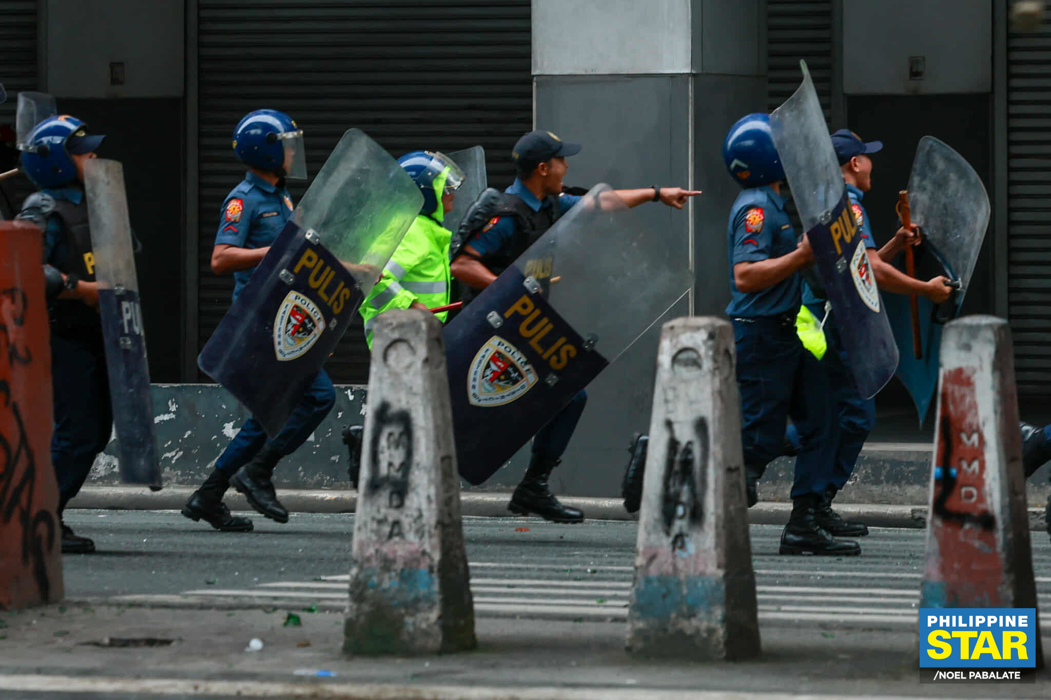 Philippine - Protesters clash with anti-riot police along Recto Avenue ...
