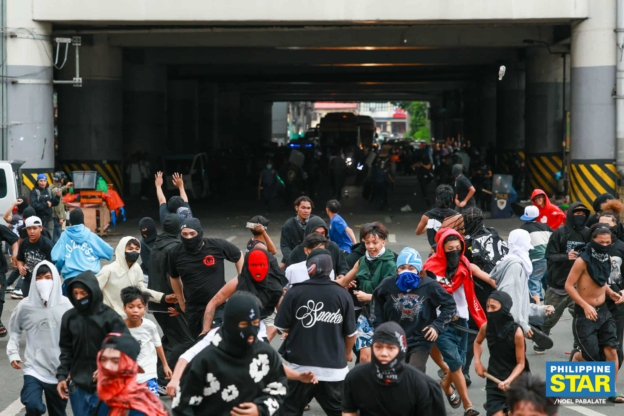 Philippine - Protesters clash with anti-riot police along Recto Avenue ...