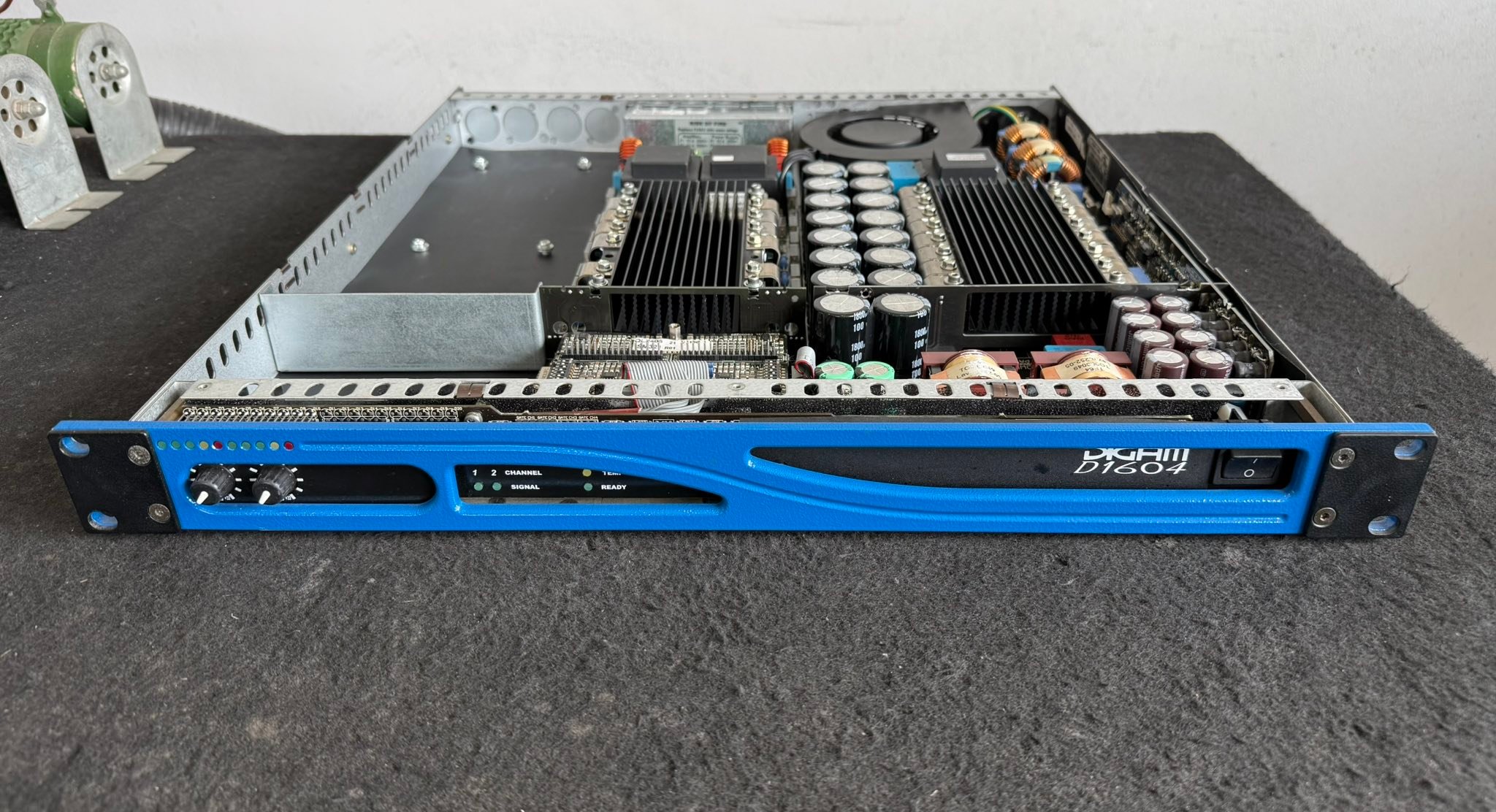 アンプ DIGAM D1604 Powersoft DIGAM D1604 น้องเล็กสุด เครื่องอายุ 20 กว่าปีแล้ว ต้นแบบ