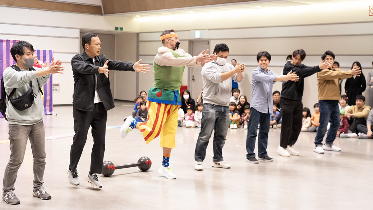 World - ダンス・アロング・ショーのとっても強そうなお父さんたち