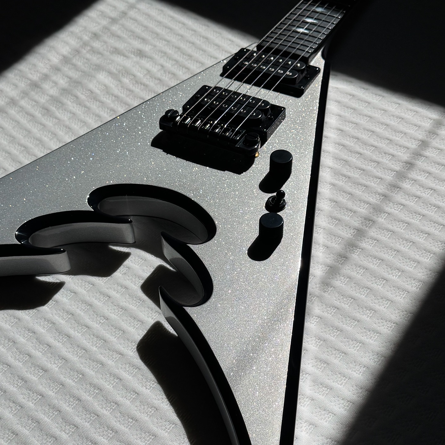 The latest Moser Custom Shop V is here! This 100% handmade guitar 
