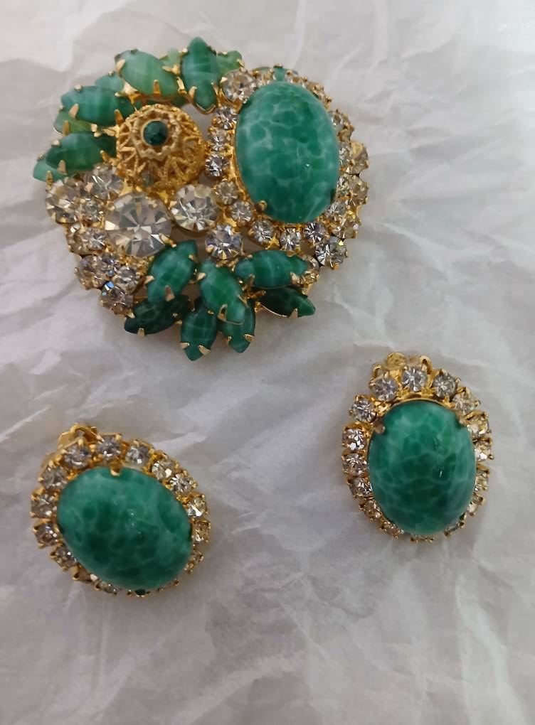What is the identification of this jewelry set?