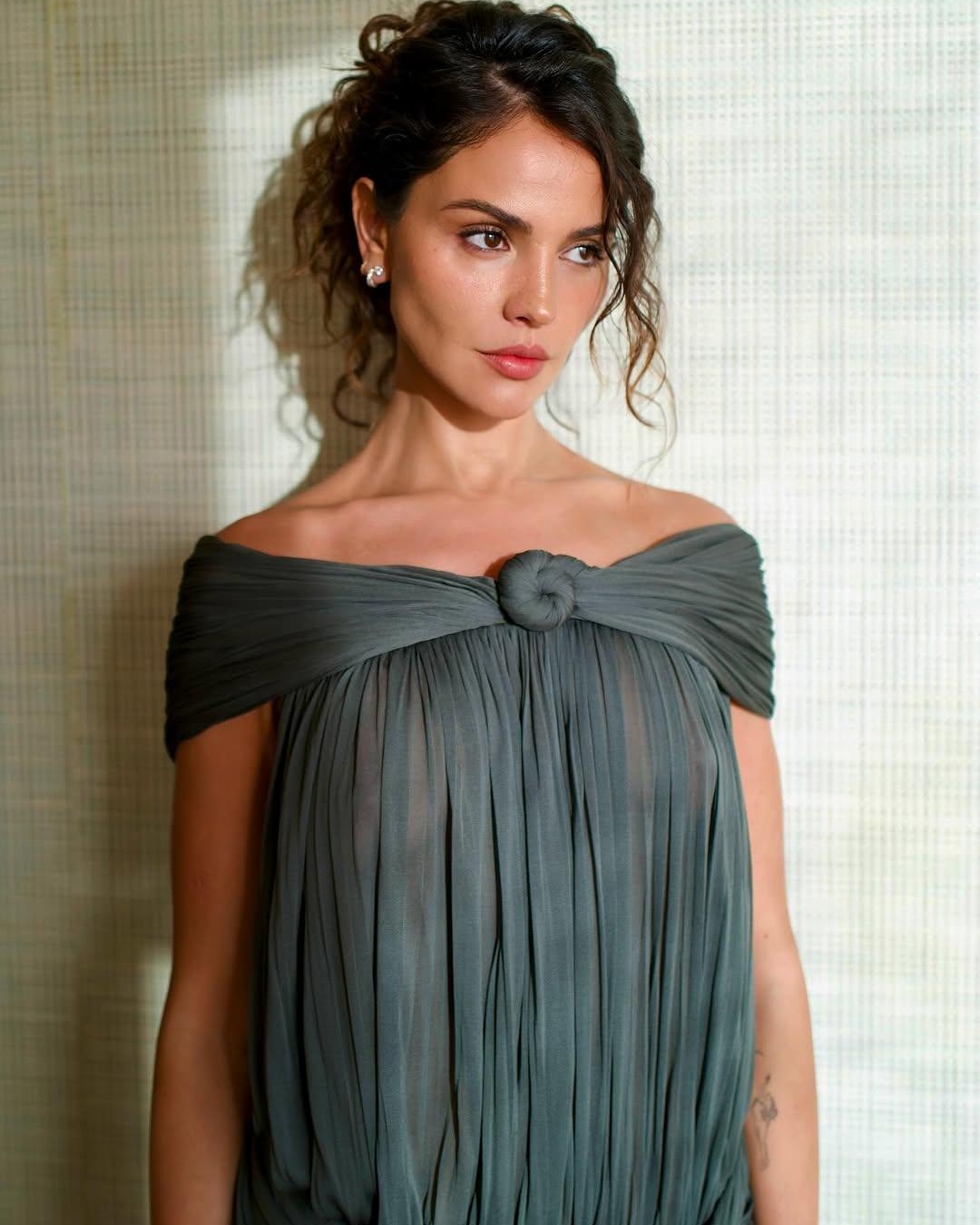eiza gonzález green dress Gonzalez #eizagonzalez Disclaimer: Image originally shared on Reddit (r/gentlemanboners) by user u/khas-sc Style:Short Sleeve