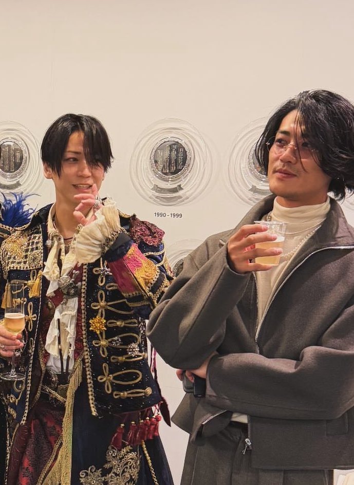 Is Jin Akanishi wearing the same clothes in these two moments