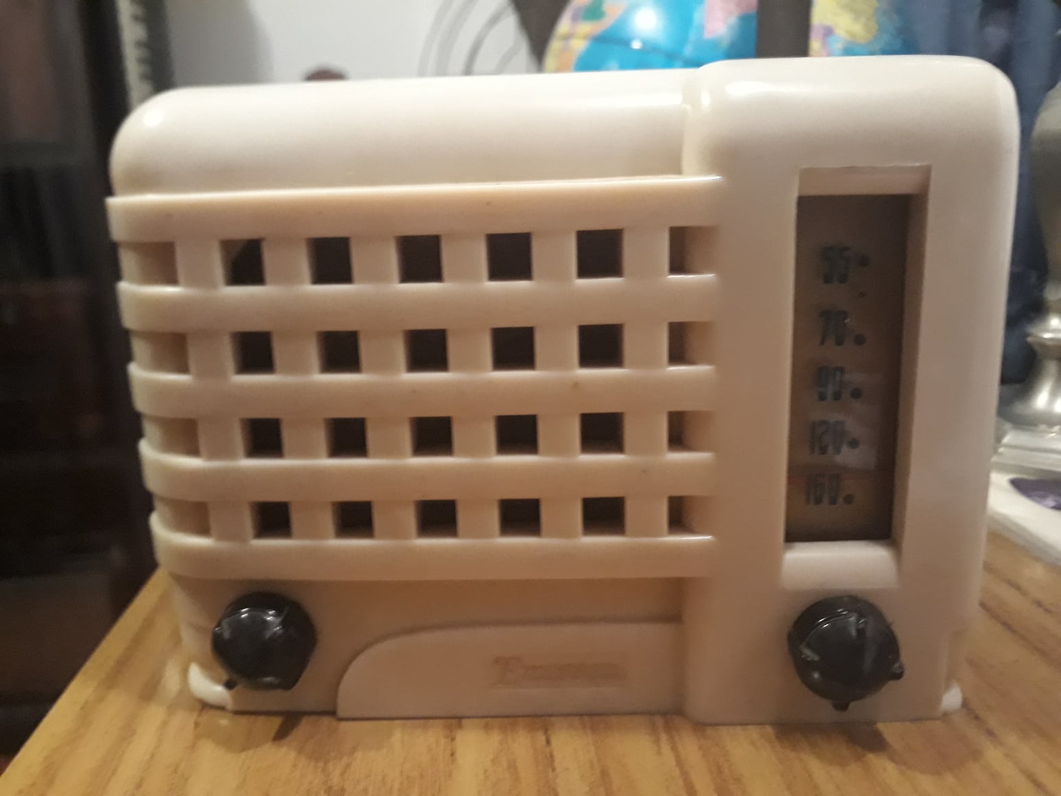 1947 Emerson Model 540A radio in red Plaskon
