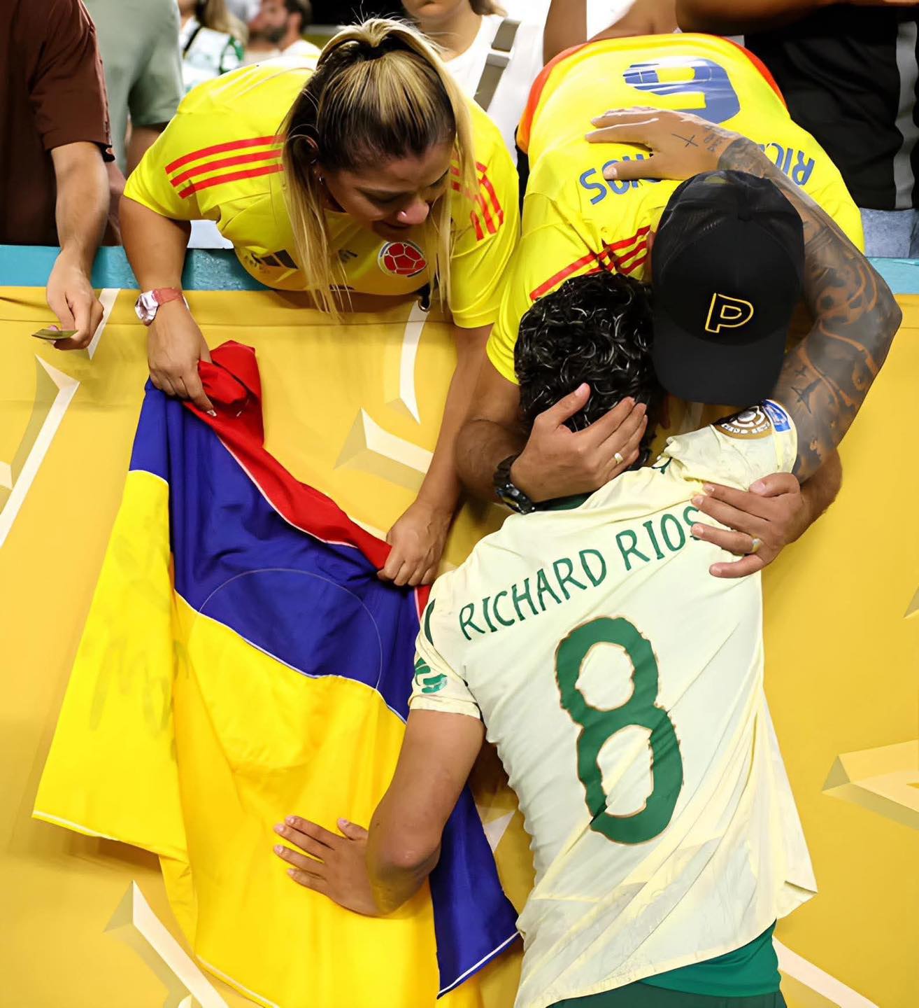 Fichajes - LA POSTAL 🇨🇴😍 Richard Ríos celebrando con sus padres la ...