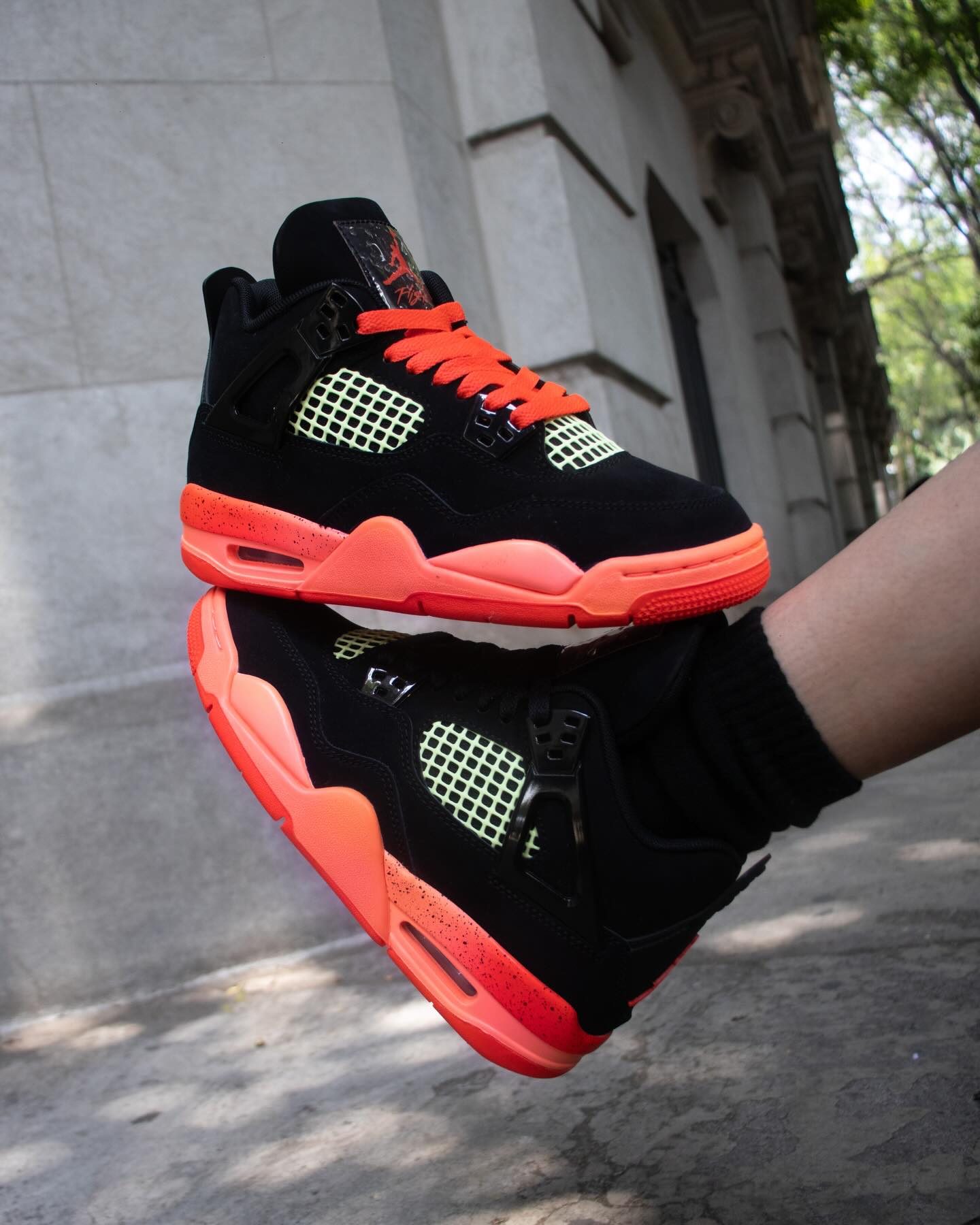 Air Jordan 4 “Infrared 23”: Fuego en la suela Upper en gamuza