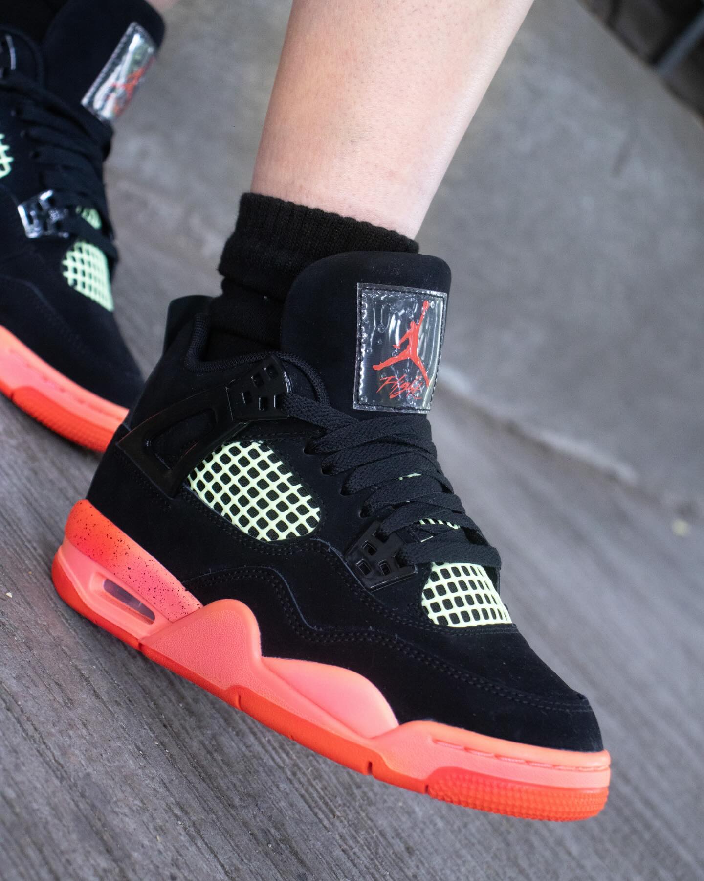 Air Jordan 4 “Infrared 23”: Fuego en la suela Upper en gamuza